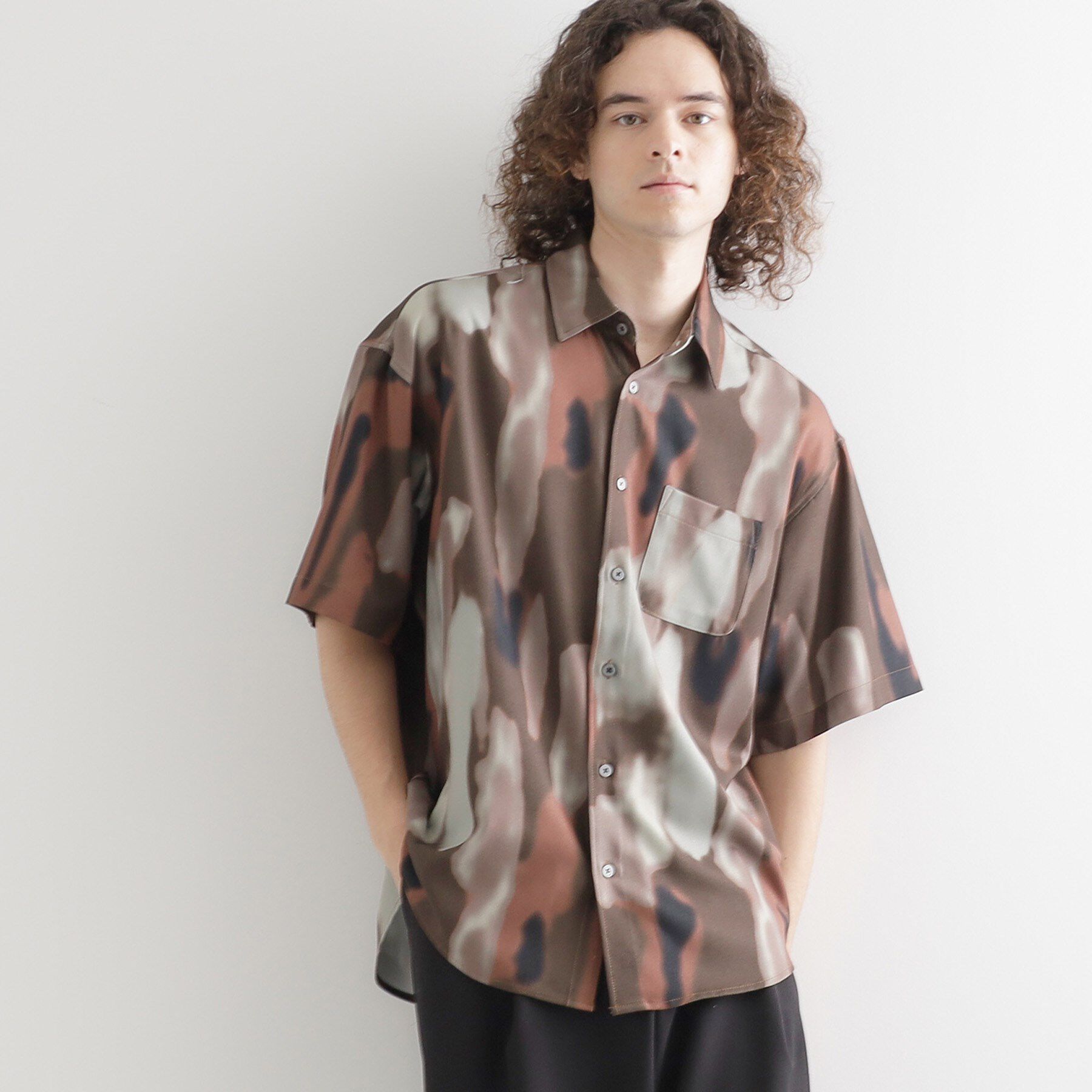 tk.TAKEO KIKUCHI「梨地ボカシプリントシャツ」|シャツ・ブラウス|ブラウン(043)