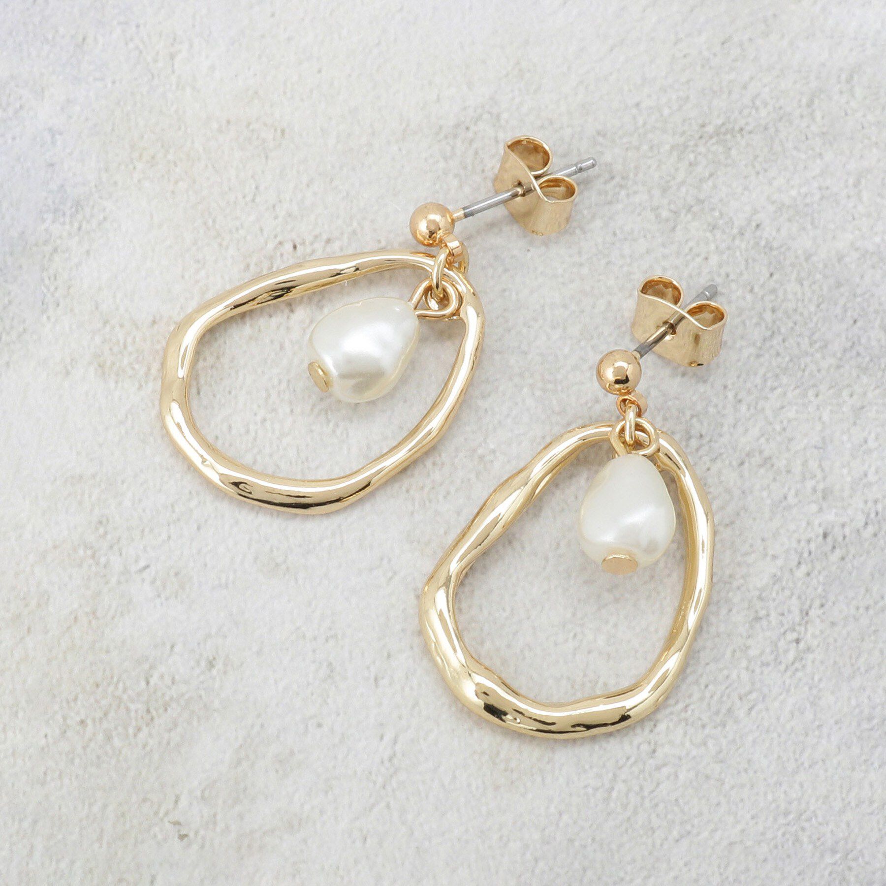 OPAQUE.CLIP「メタル&times;フェイクパールスイングデザインピアス」|ピアス|