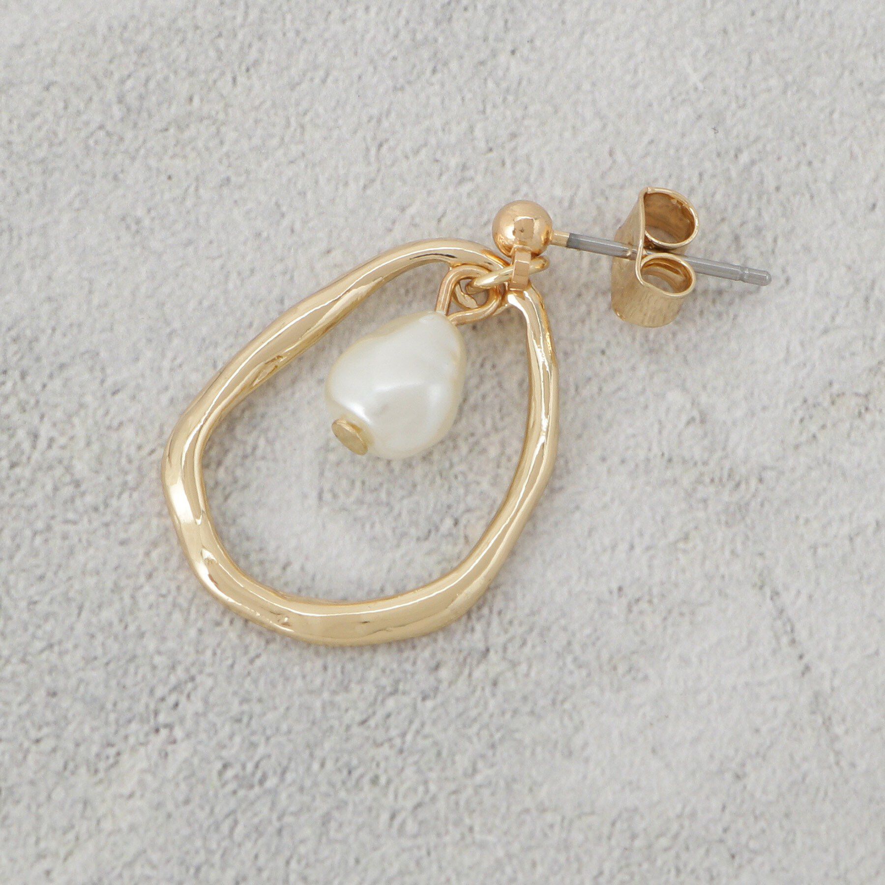 OPAQUE.CLIP「メタル&times;フェイクパールスイングデザインピアス」|ピアス|