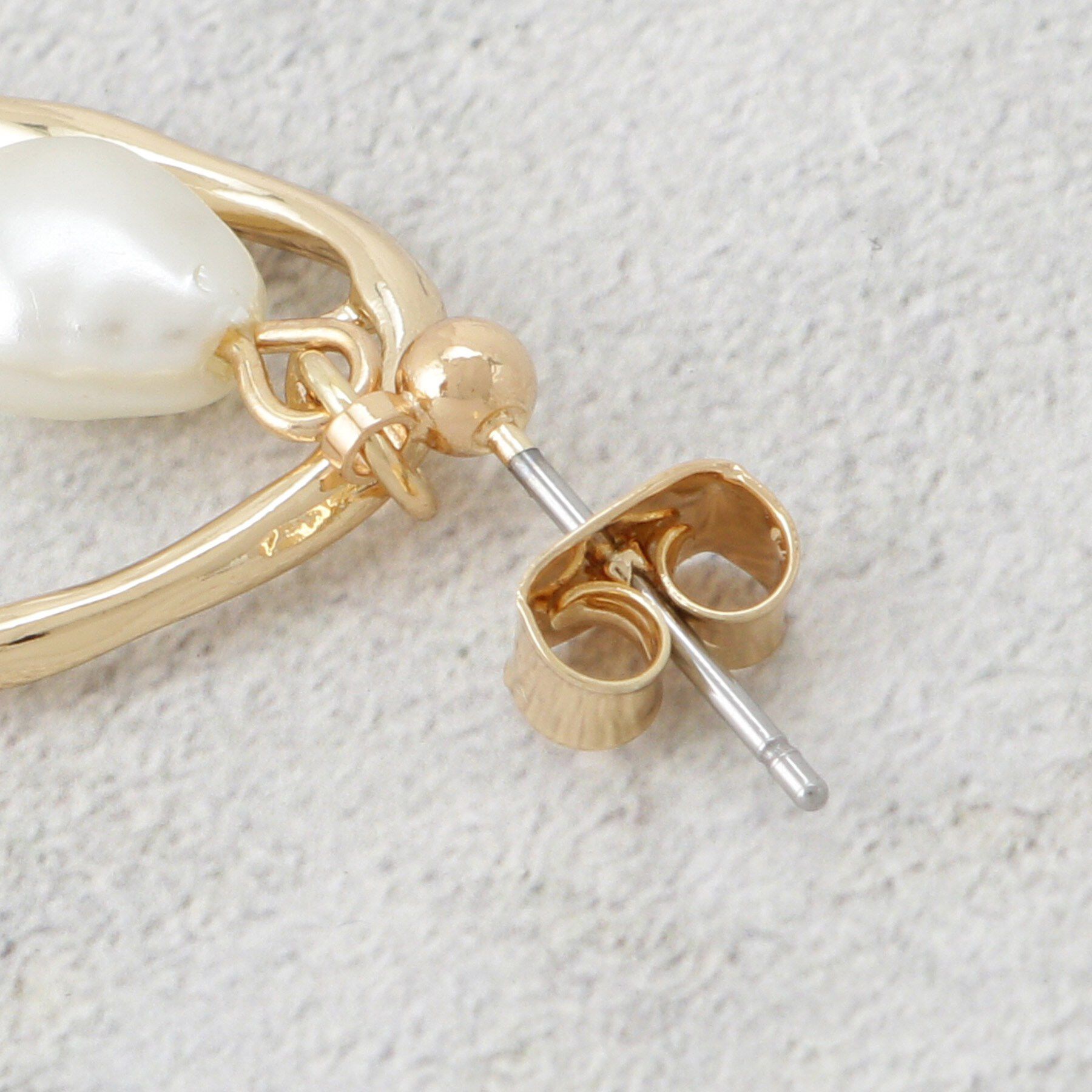 OPAQUE.CLIP「メタル&times;フェイクパールスイングデザインピアス」|ピアス|