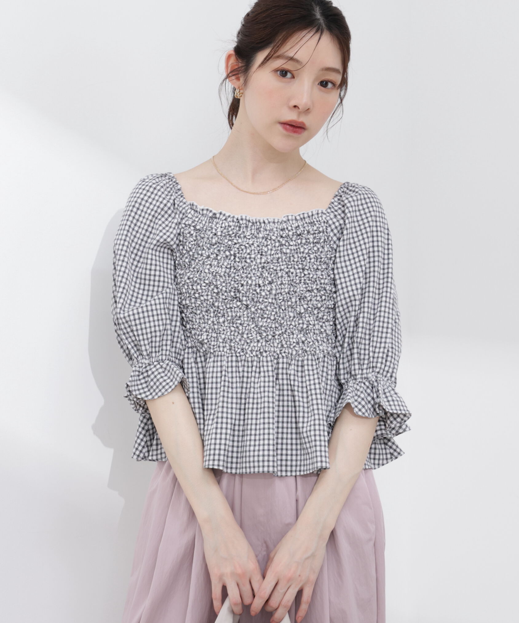 PROPORTION BODY DRESSING「〈a/mie〉シャーリングペプラムブラウス 26SS」|シャツ・ブラウス|ブラック&times;ホワ