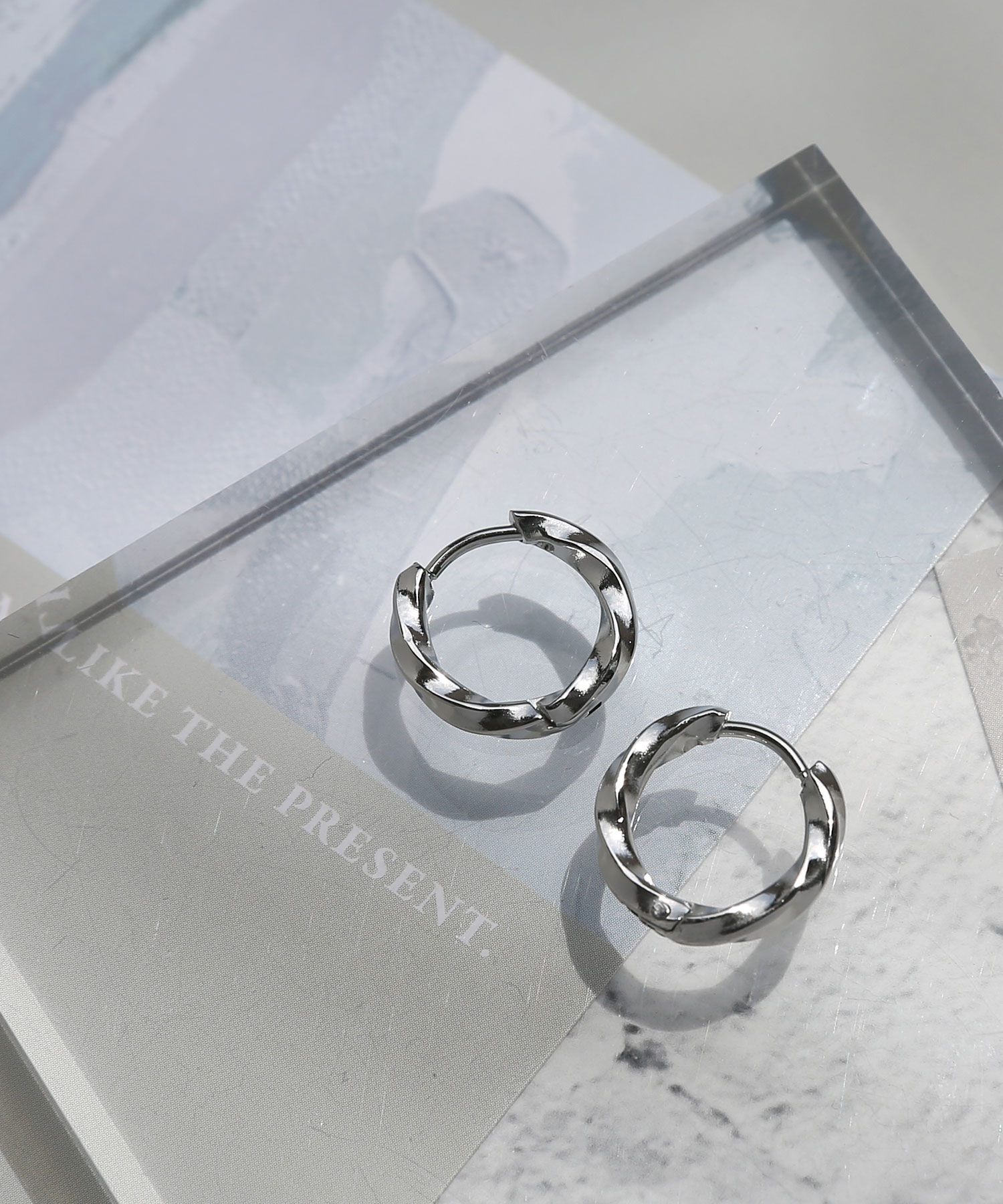 colleca la「[stainless]ステンレス・ツイストワンタッチフープピアス〈金属アレルギー対応〉」|ピアス|シルバー