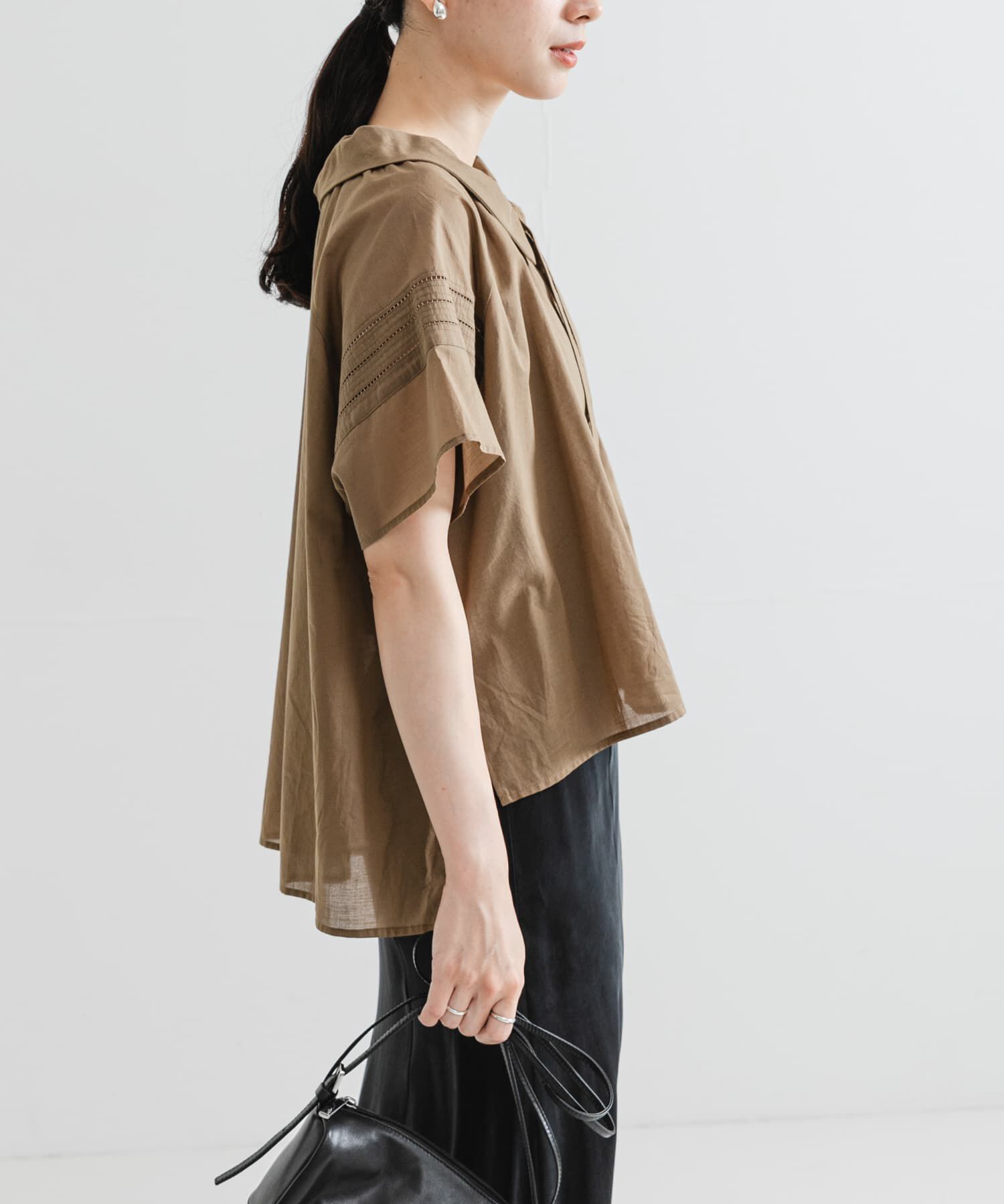 URBAN RESEARCH「ハーフスリーブフリルカラーブラウス」|シャツ・ブラウス|