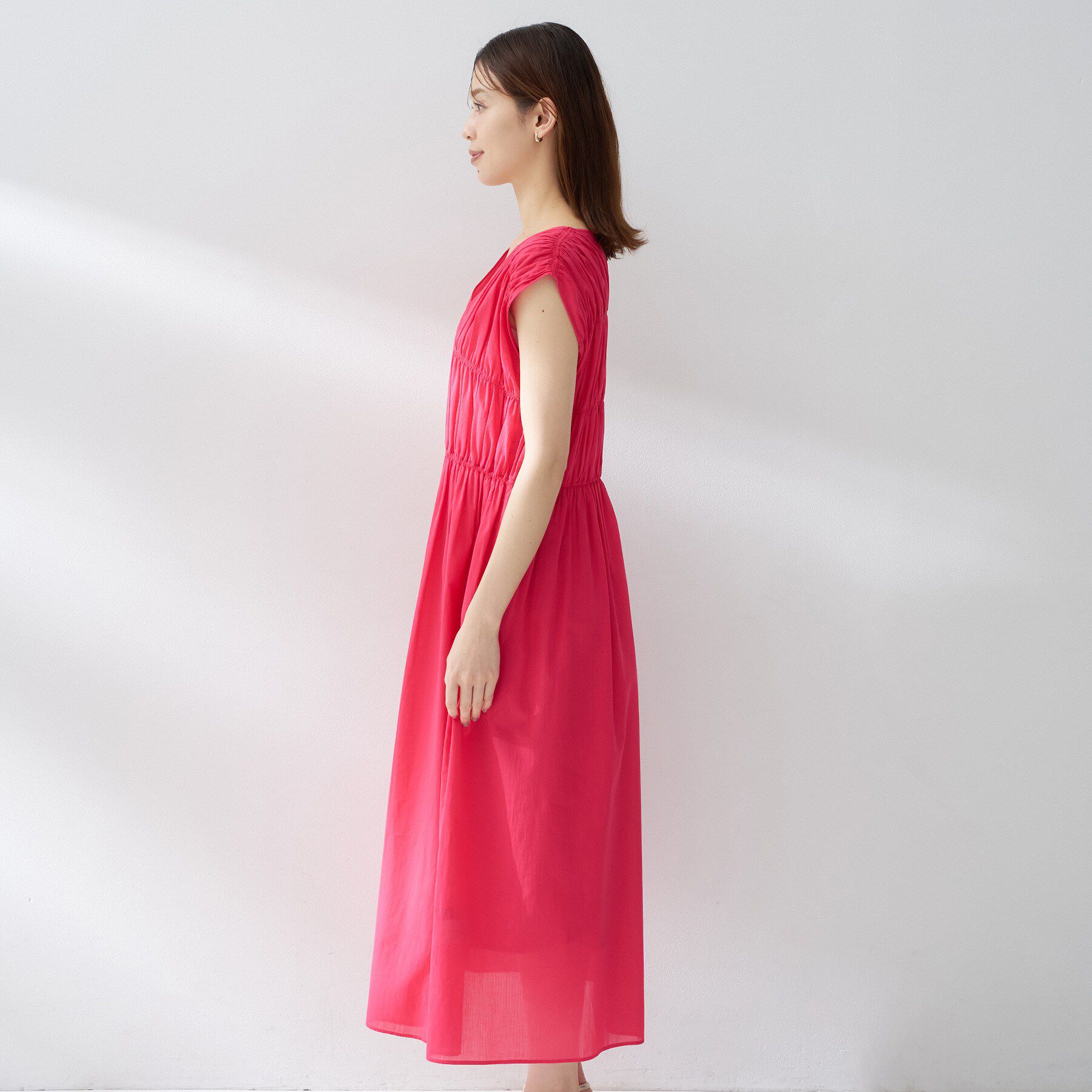 UNTITLED「シャーリングロングワンピース」|ワンピース|