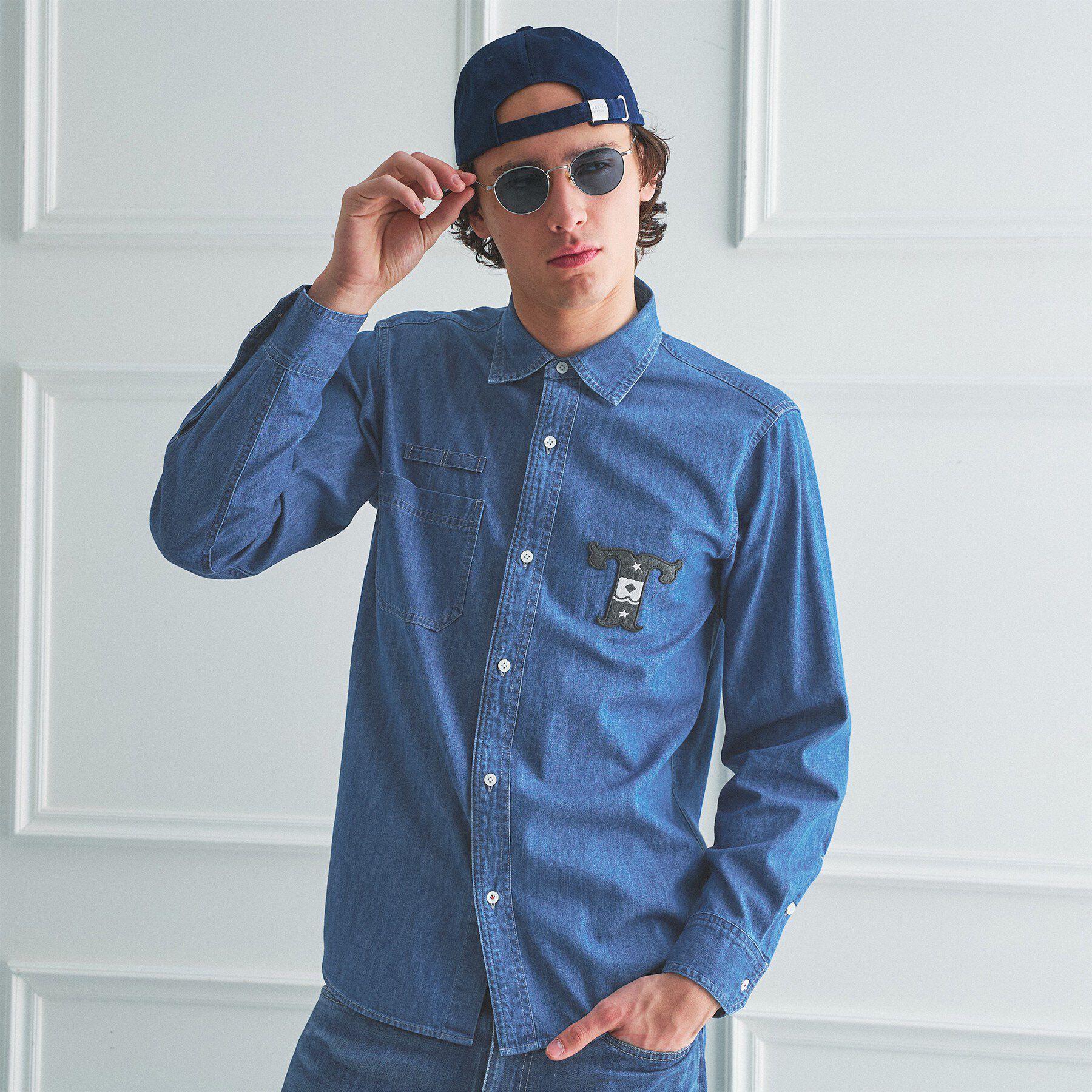 TAKEO KIKUCHI「【BOWLER HAT LABEL】Tエンブレム デニムシャツ」|シャツ・ブラウス|