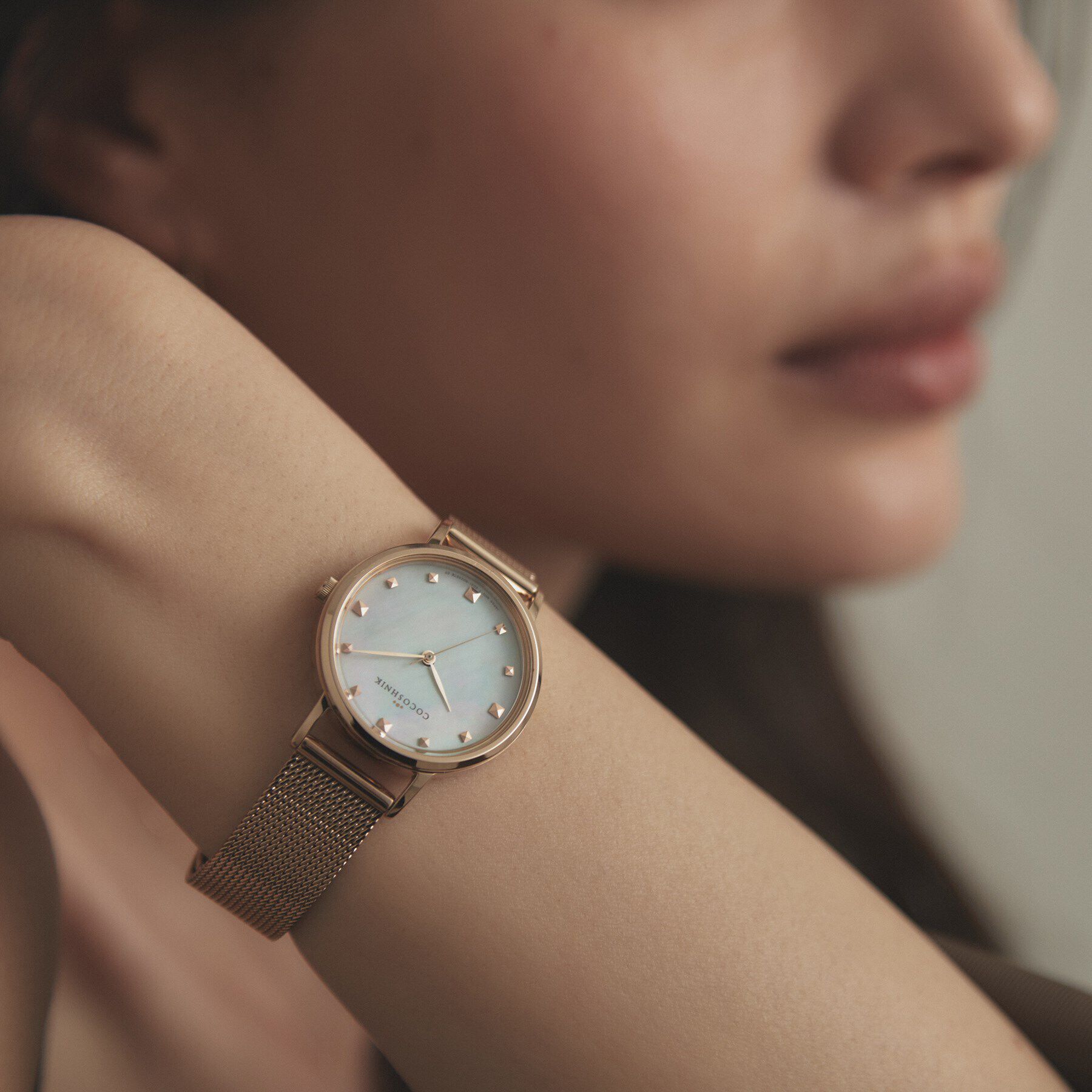 COCOSHNIK「RGラウンドメッシュベルト ウォッチ（白蝶貝）」|腕時計|