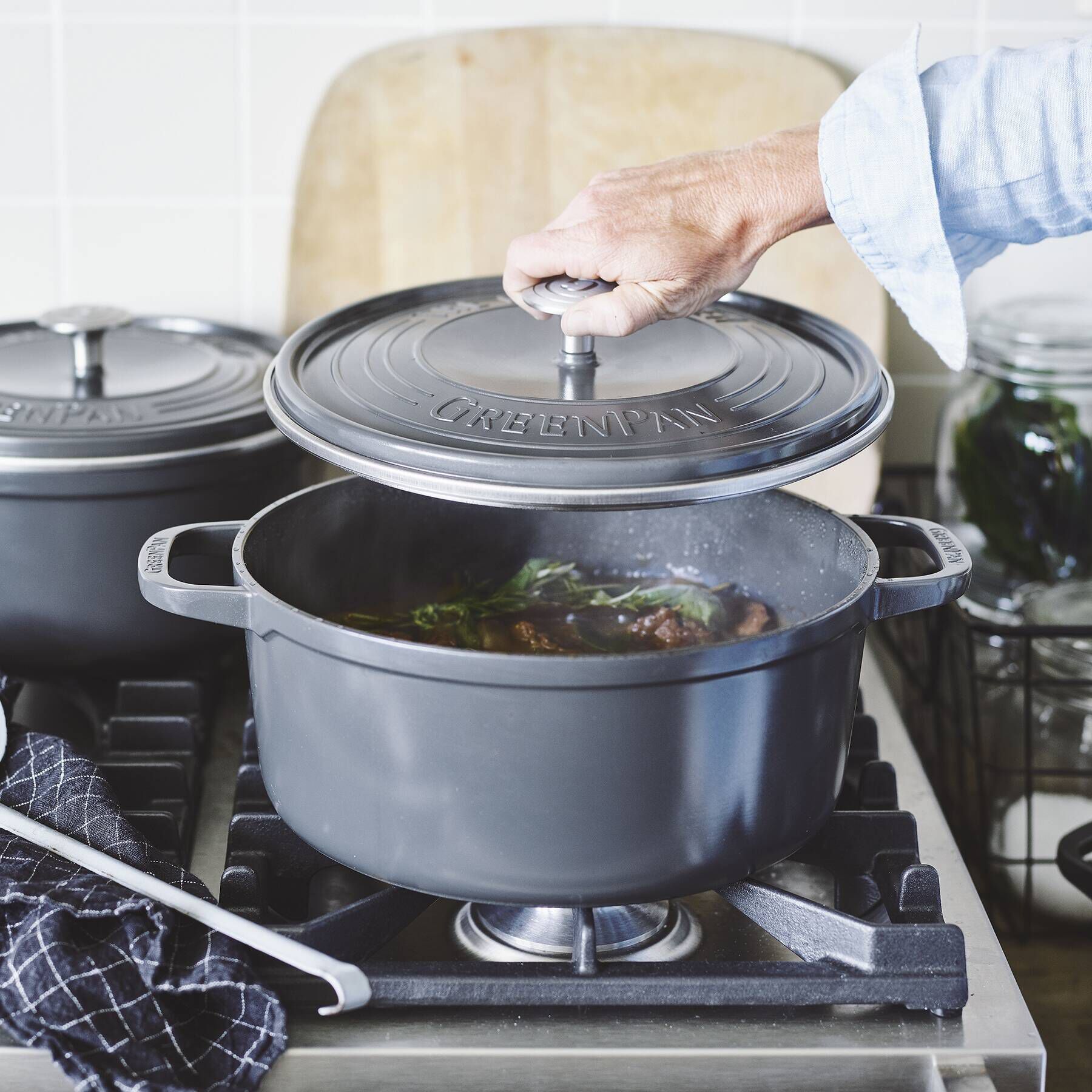 212 KITCHEN STORE「フェザーウェイト ココットラウンド 22cm GY ＜GreenPan グリーンパン＞」|食器・キッチングッズ|ブラック(879)