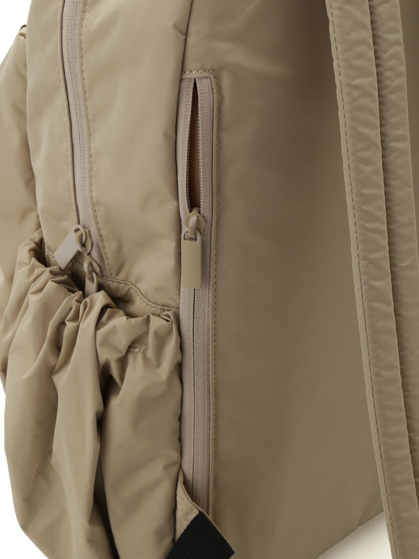 emmi atelier「【ONLINE限定カラー】eco 撥水ギャザーボディーバックパック」|リュック|