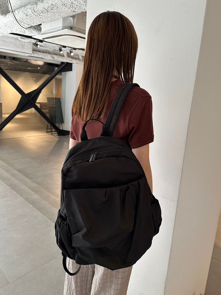 emmi atelier「【ONLINE限定カラー】eco 撥水ギャザーボディーバックパック」|リュック|
