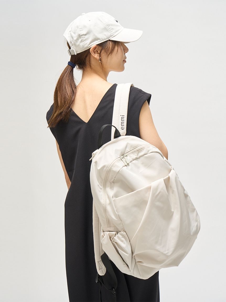 emmi atelier「【ONLINE限定カラー】eco 撥水ギャザーボディーバックパック」|リュック|