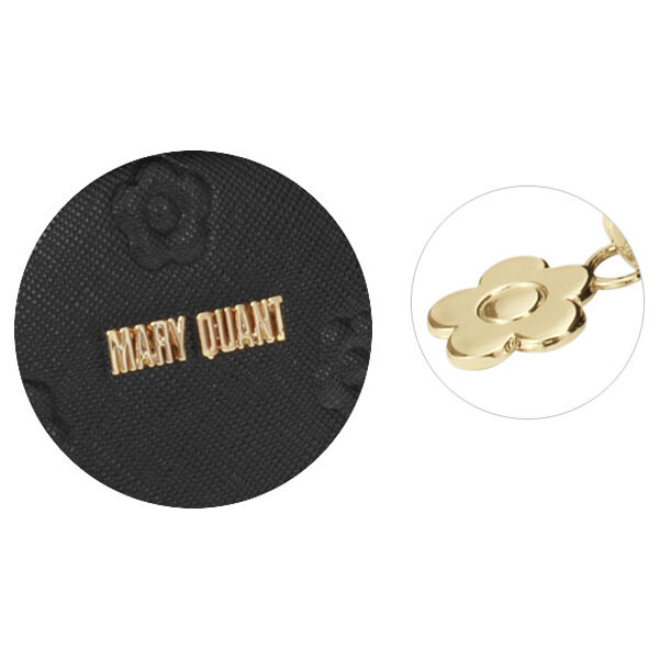  「マリークヮント シンプルエンボスデイジーミニポーチ ブラック 本体 (H10.5&times;W14&times;D5cm)」|コスメ雑貨|