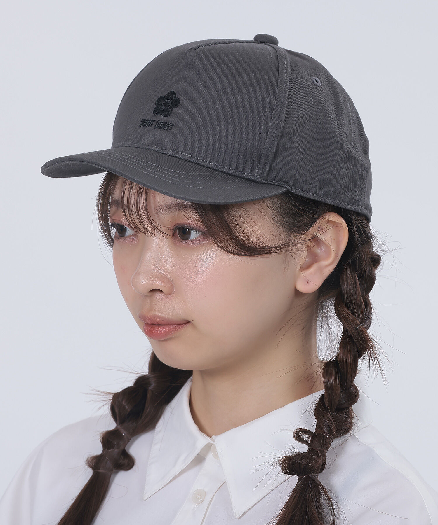 MARY QUANT「ロゴエンブロ キャップ」|キャップ・キャスケット|チャコールグレー