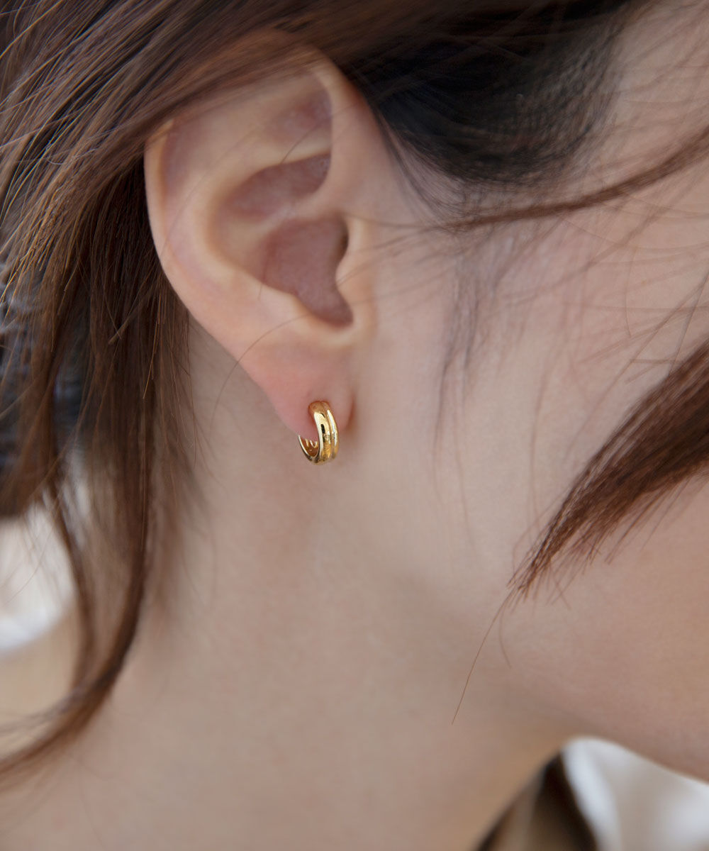 colleca la「miniループフィット・サイドラインフープイヤリング」|イヤリング|ゴールド