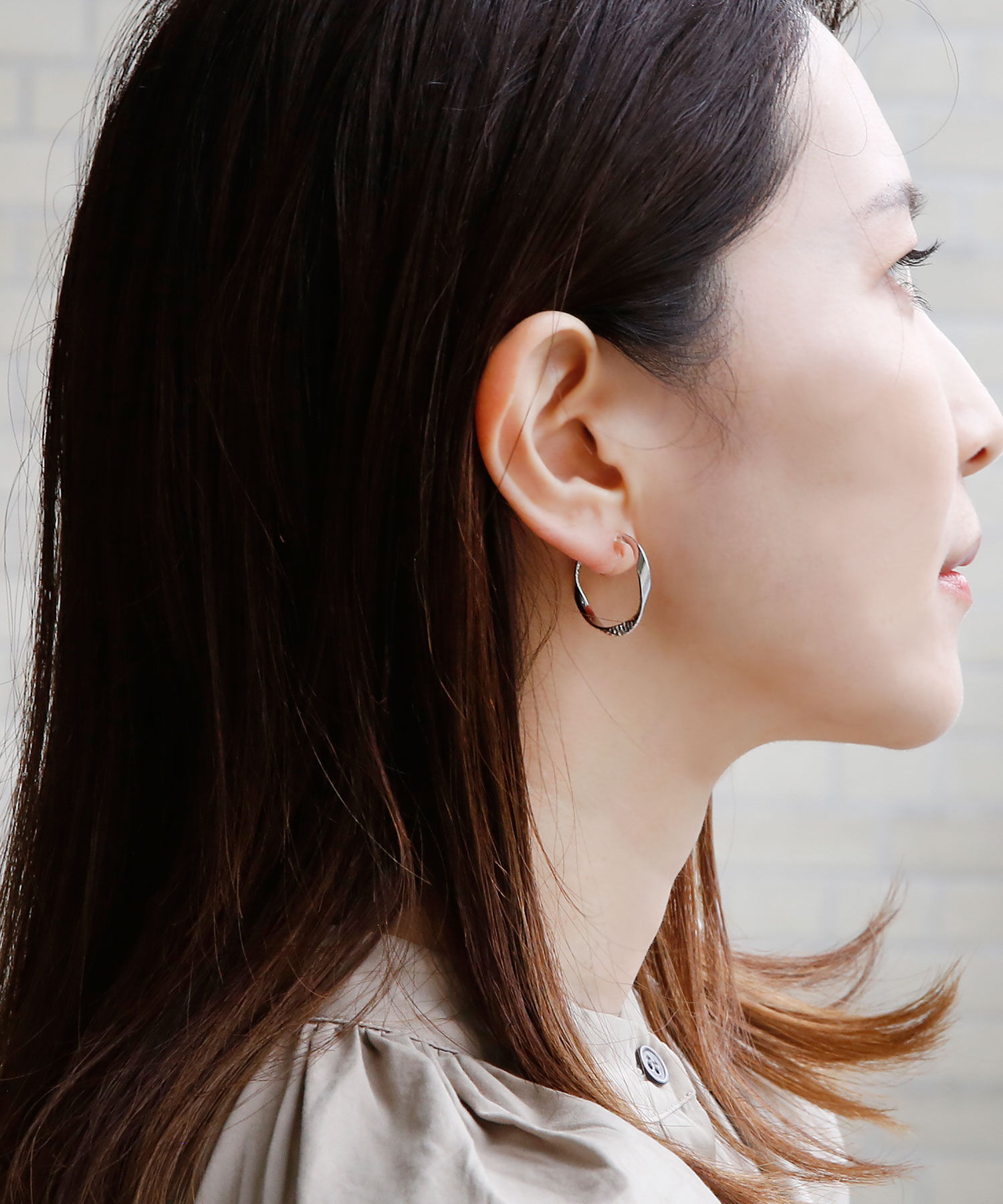 colleca la「ノンホール・ねじれフープ樹脂イヤリング」|イヤリング|