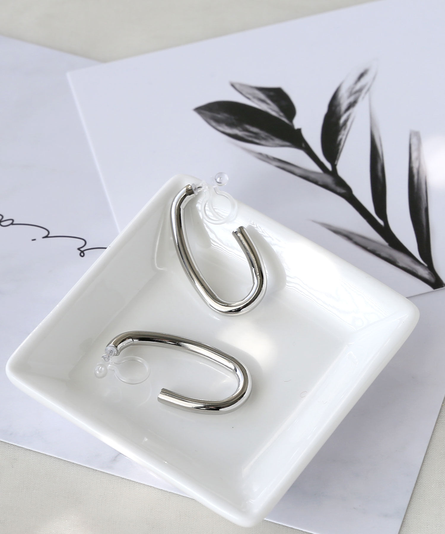 colleca la「ノンホール・オーバルフープ樹脂イヤリング〈金属アレルギー対応〉」|イヤリング|シルバー