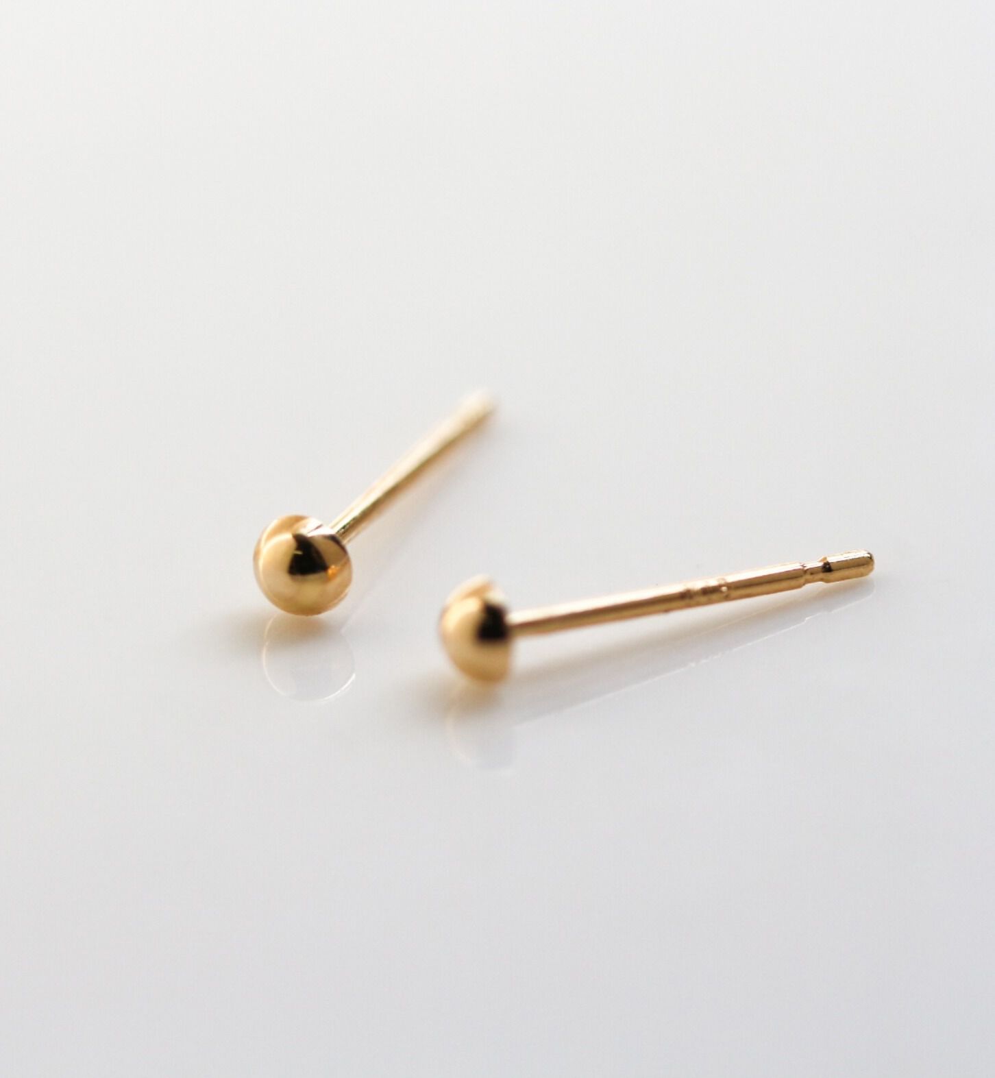  「ゴールド ハーフボール ピアス | K18」|ピアス|K18 イエローゴールド