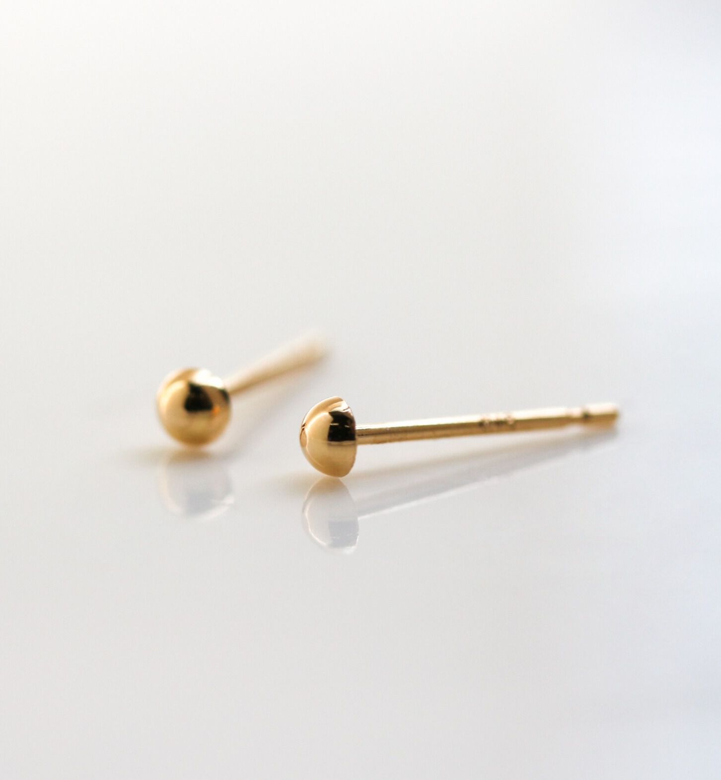  「ゴールド ハーフボール ピアス | K18」|ピアス|