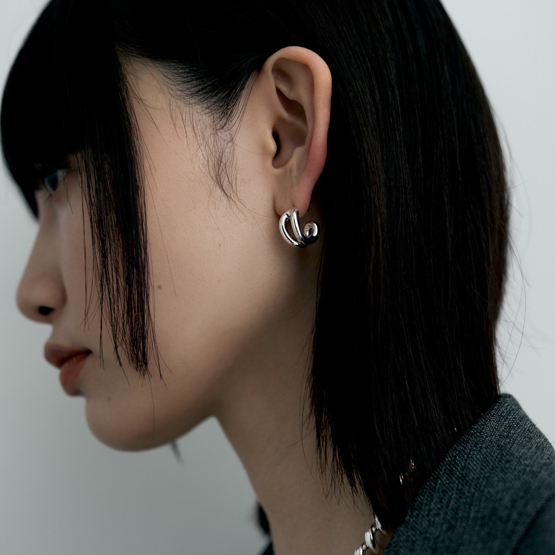 COCOSHNIK ONKITSCH「シルバー スモールフープ ニュアンスループピアス」|ピアス|