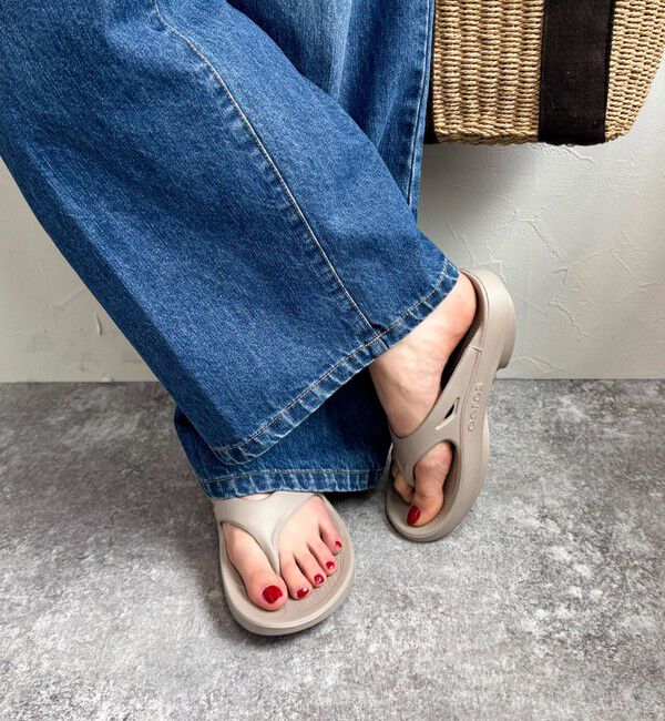 fredy emue「【OOFOS / ウーフォス】 OOriginal」|サンダル|ベージュ