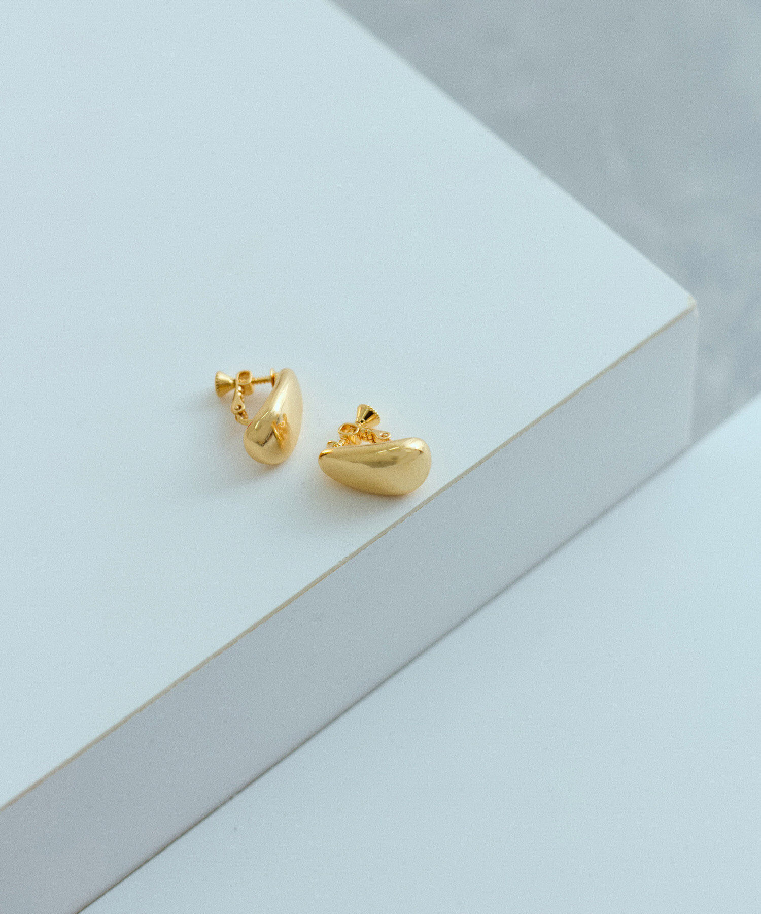 ADAM ET ROPE'「LES BIJOUX カーブドロップイヤリング」|イヤリング|ゴールド(90)