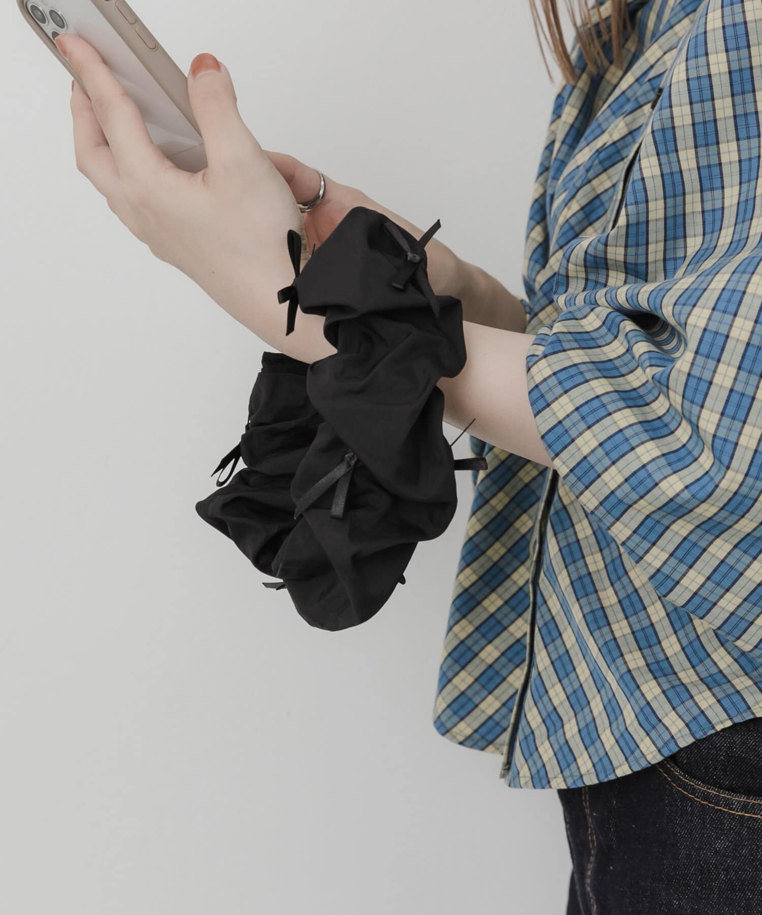 SMELLY「リボンシュシュハンドルストラップ」|モバイルケース|