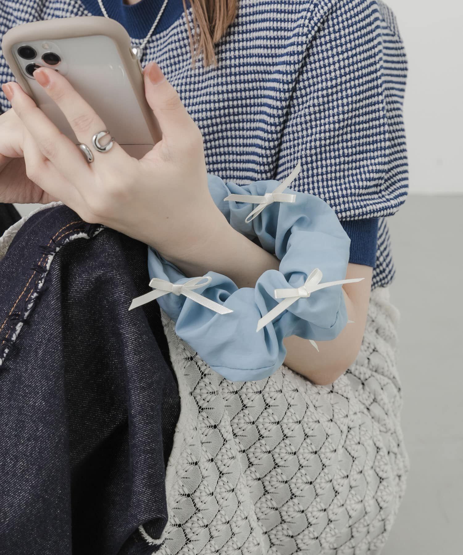 SMELLY「リボンシュシュハンドルストラップ」|モバイルケース|