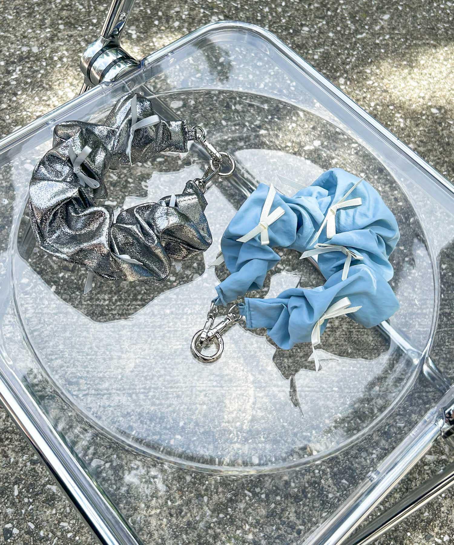 SMELLY「リボンシュシュハンドルストラップ」|モバイルケース|