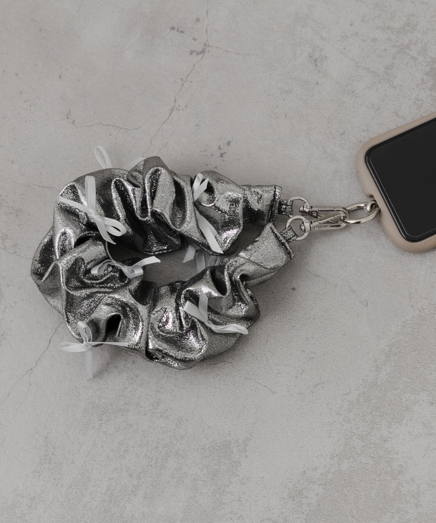 SMELLY「リボンシュシュハンドルストラップ」|モバイルケース|