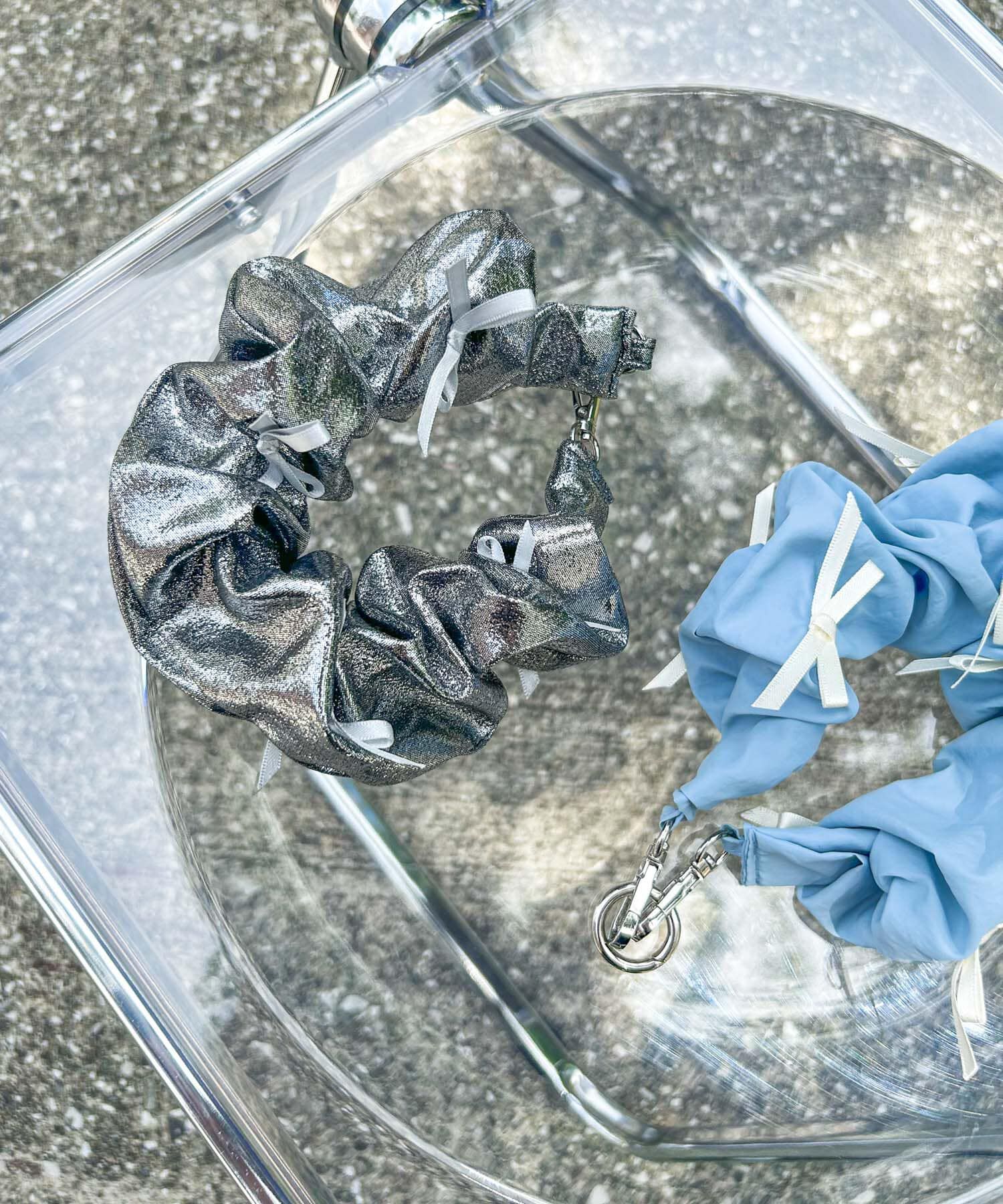 SMELLY「リボンシュシュハンドルストラップ」|モバイルケース|