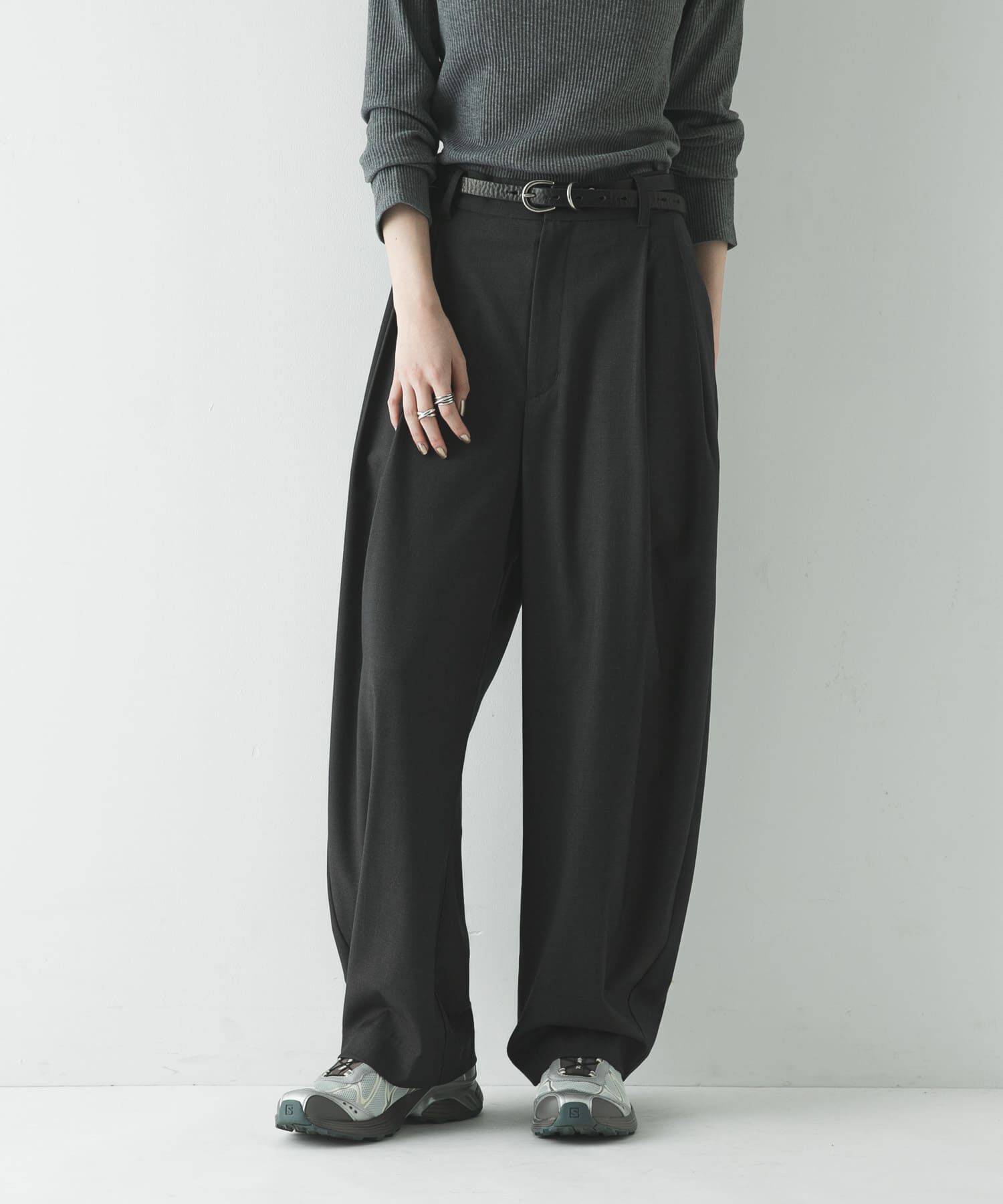 URBAN RESEARCH「タックカーブスラックス」|その他|チャコールグレー