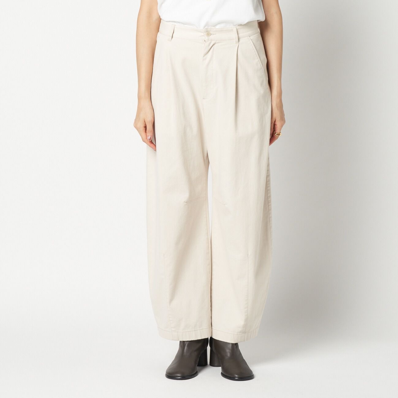 HELIOPOLE「HELIOPOLE COTTON TWILL CURVY TUCK PANTS」|チノ|