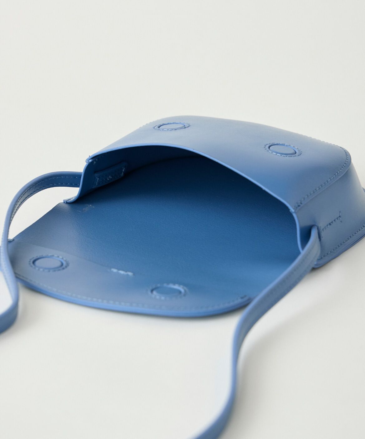 INED「《SUPERIOR CLOSET》ダブルフェイスレザー クロスボディーバッグ《YAHKI》」|ショルダー・メッセンジャー|