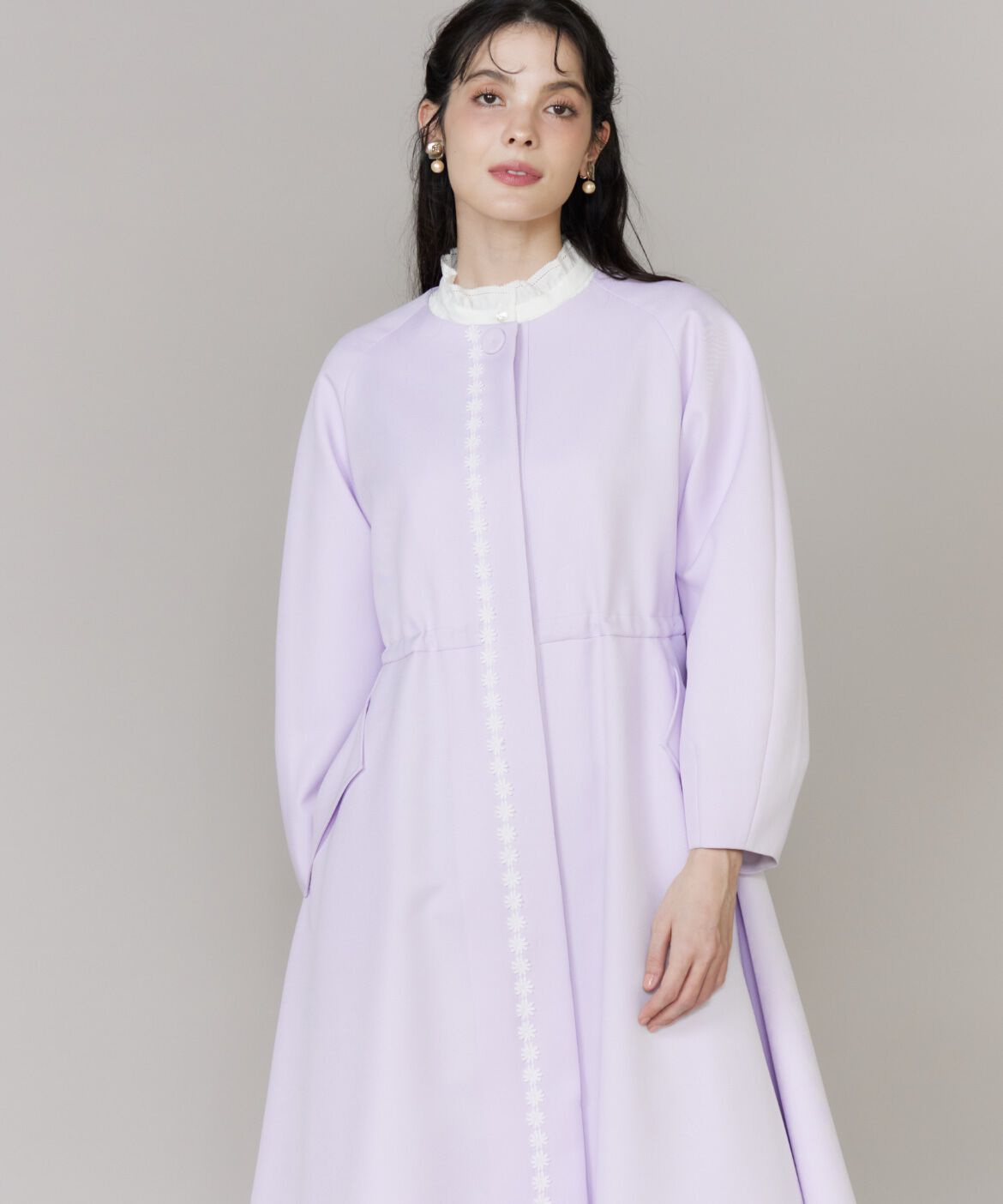 Maglie le cassetto「《M Maglie le cassetto》配色フラワーレースコート」|ステンカラーコート|