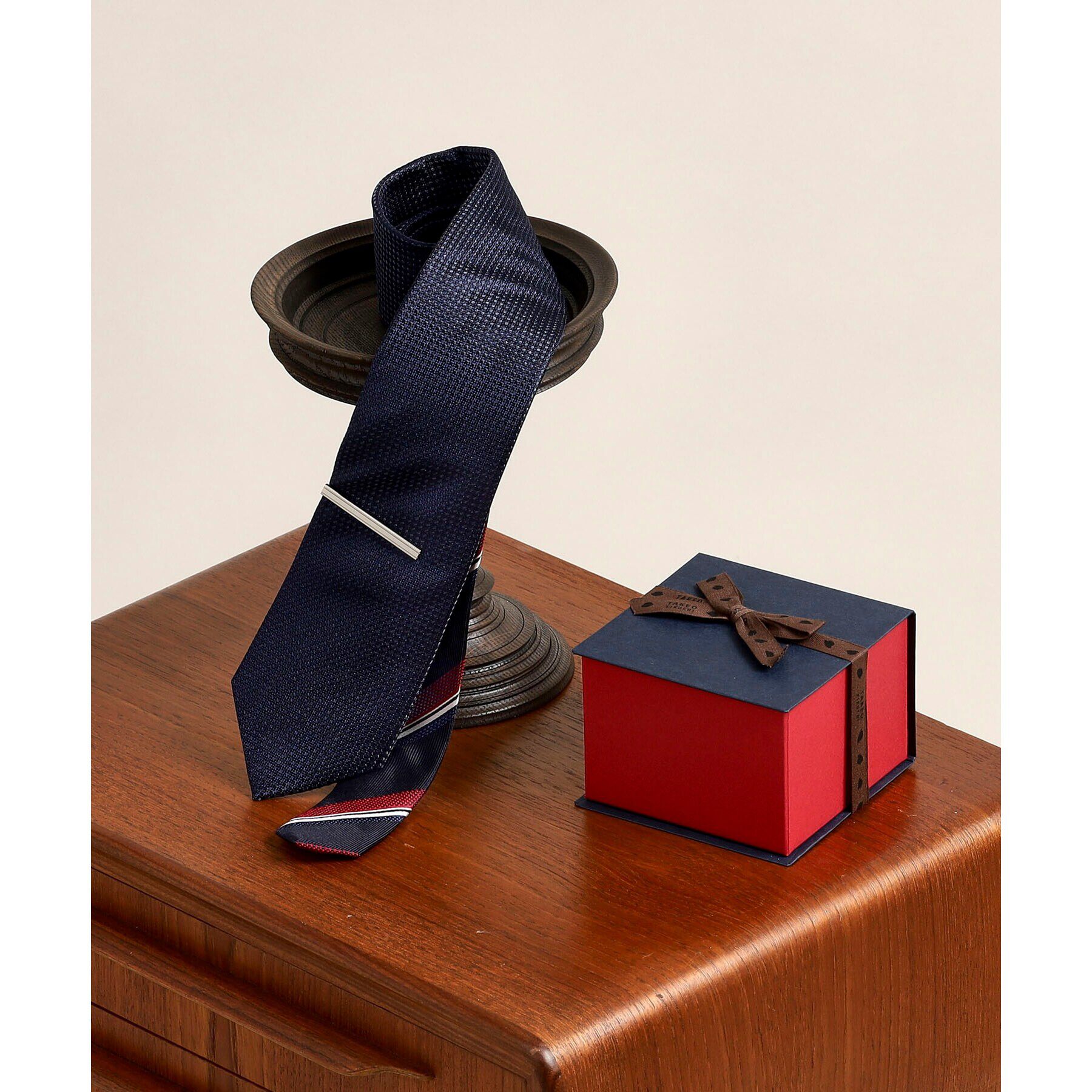 TAKEO KIKUCHI「【BOXセット】無地ネクタイ&タイバー」|ネクタイ・蝶ネクタイ|ネイビー(093)