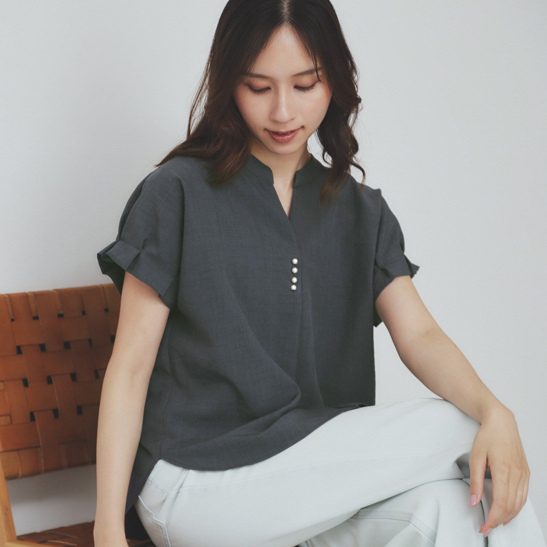 index「《7色展開/XS-LLサイズ》タックスリーブスキッパーブラウス【洗濯機洗い可/吸水速乾/抗ピル/防シ」|シャツ・ブラウス|チャコールグレー(8