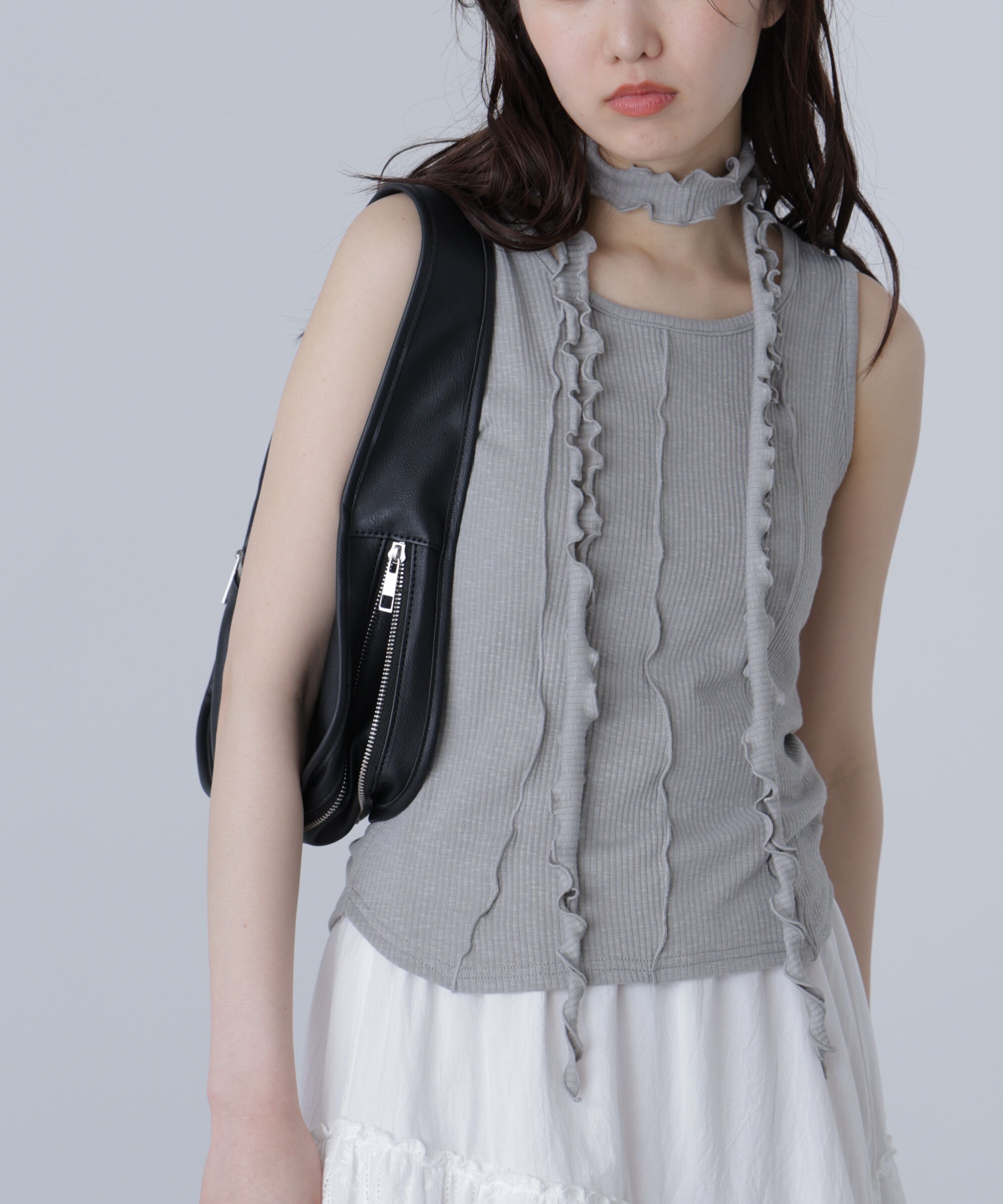  「チョーカー付きフリルディテールタンクトップ」|シャツ・ブラウス|グレー