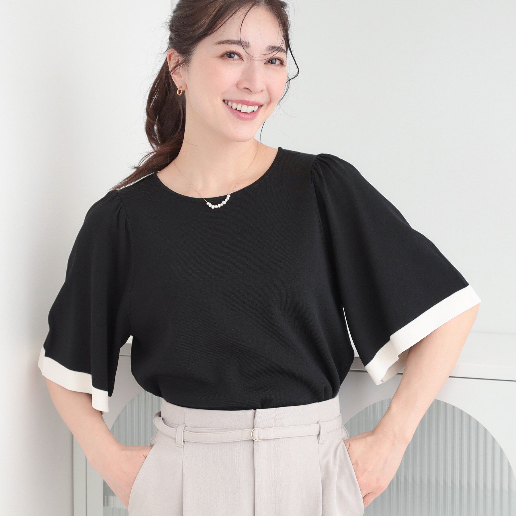 SHOO･LA･RUE「【毎日洗える/S-LL】大人フェミニンなひらり袖 二の腕が隠れる5分袖ニット」|ニット・セーター|ブラック(519)