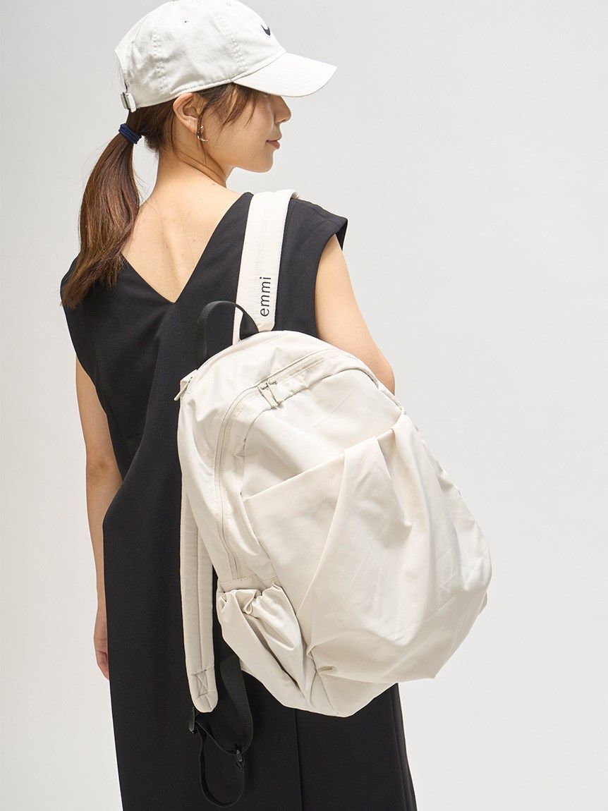 emmi atelier「【ONLINE限定カラー】eco 撥水ギャザーボディーバックパック」|リュック|