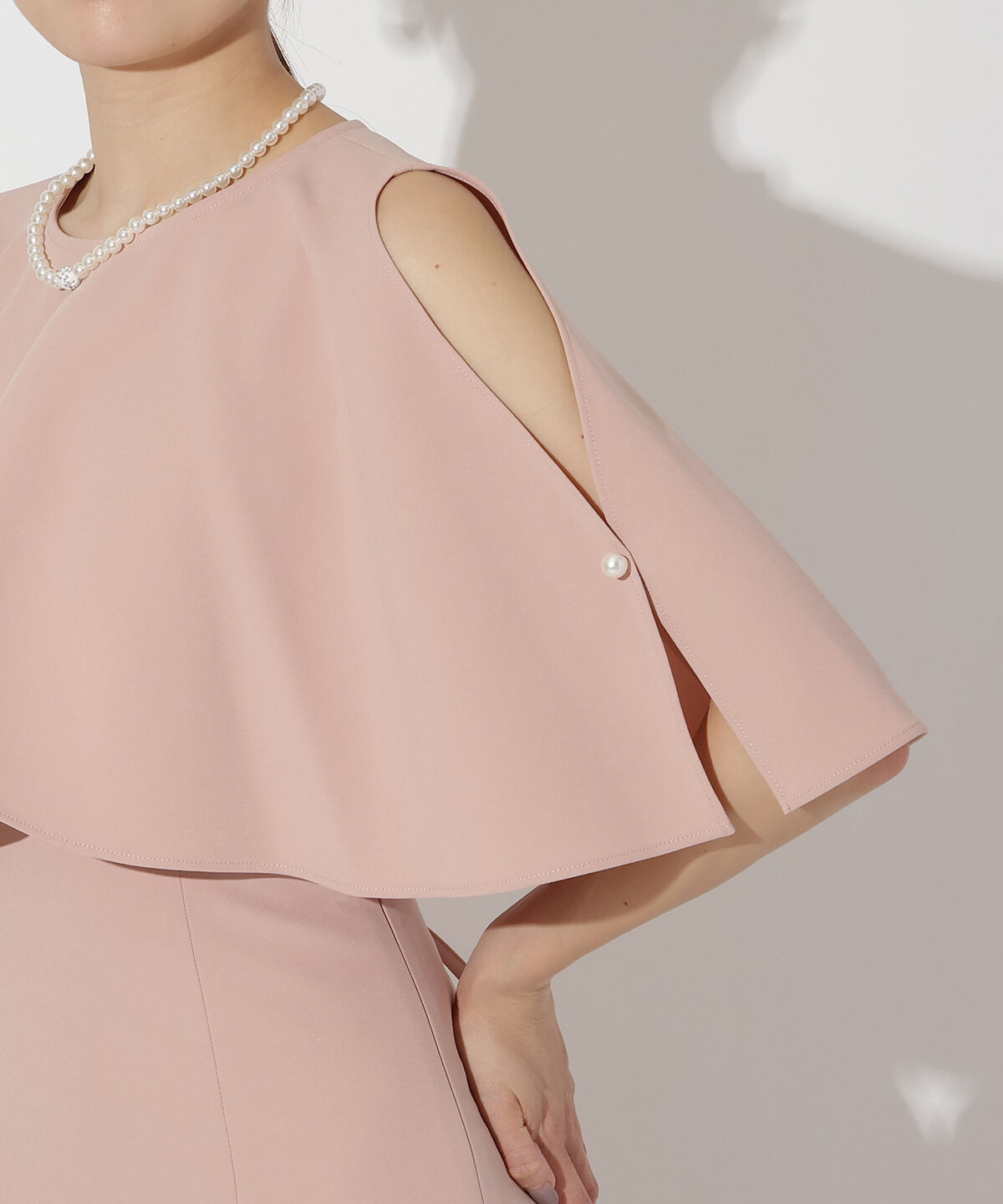 アンドクチュール「ケープレイヤードクルーネックドレス」|ドレス|