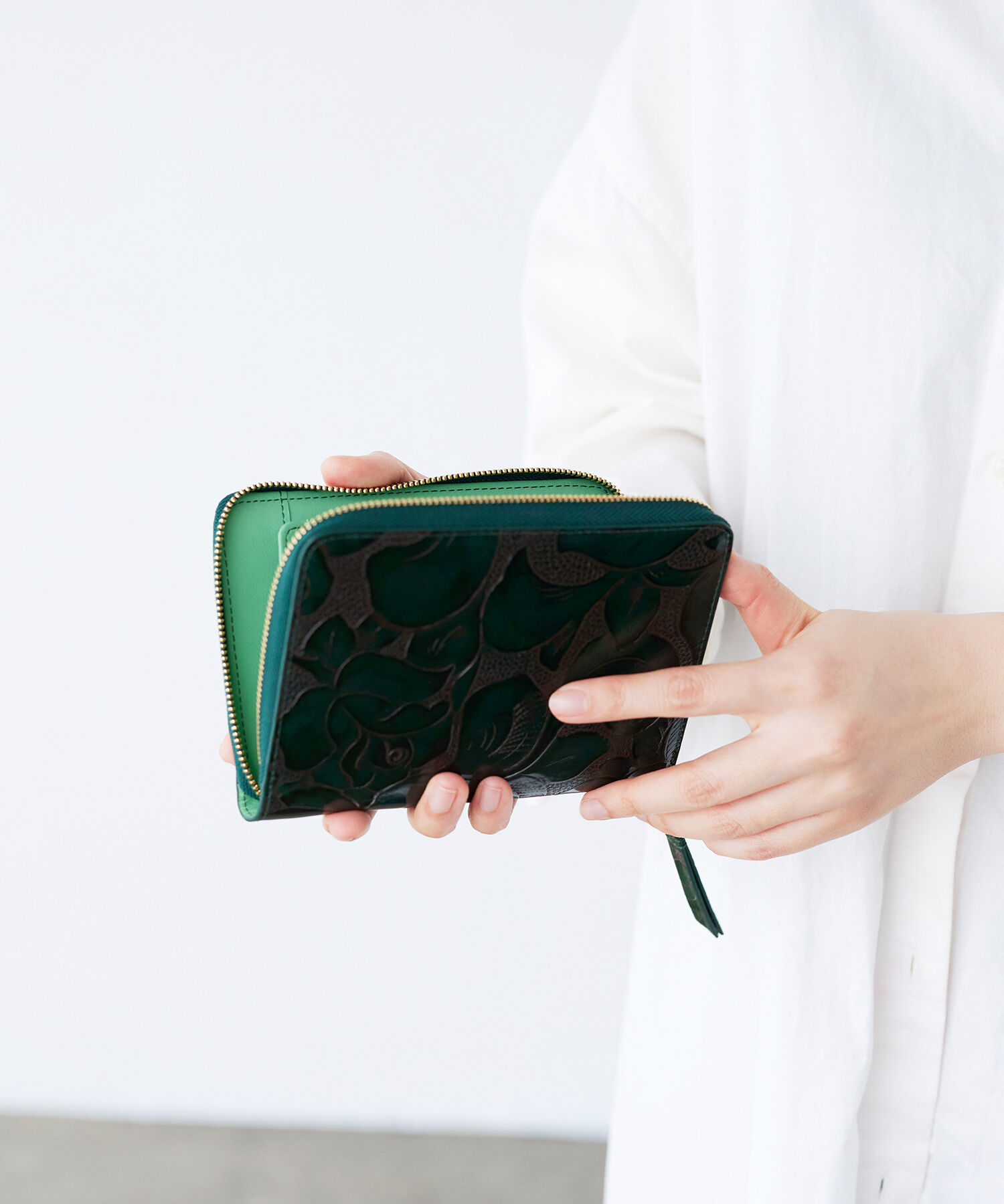 TOPKAPI BREATH「【TREASURE TOPKAPI】ローズエンボス ツヤ レザー ラウンドファスナー 二つ折り財布/パスポート対応」|財布|