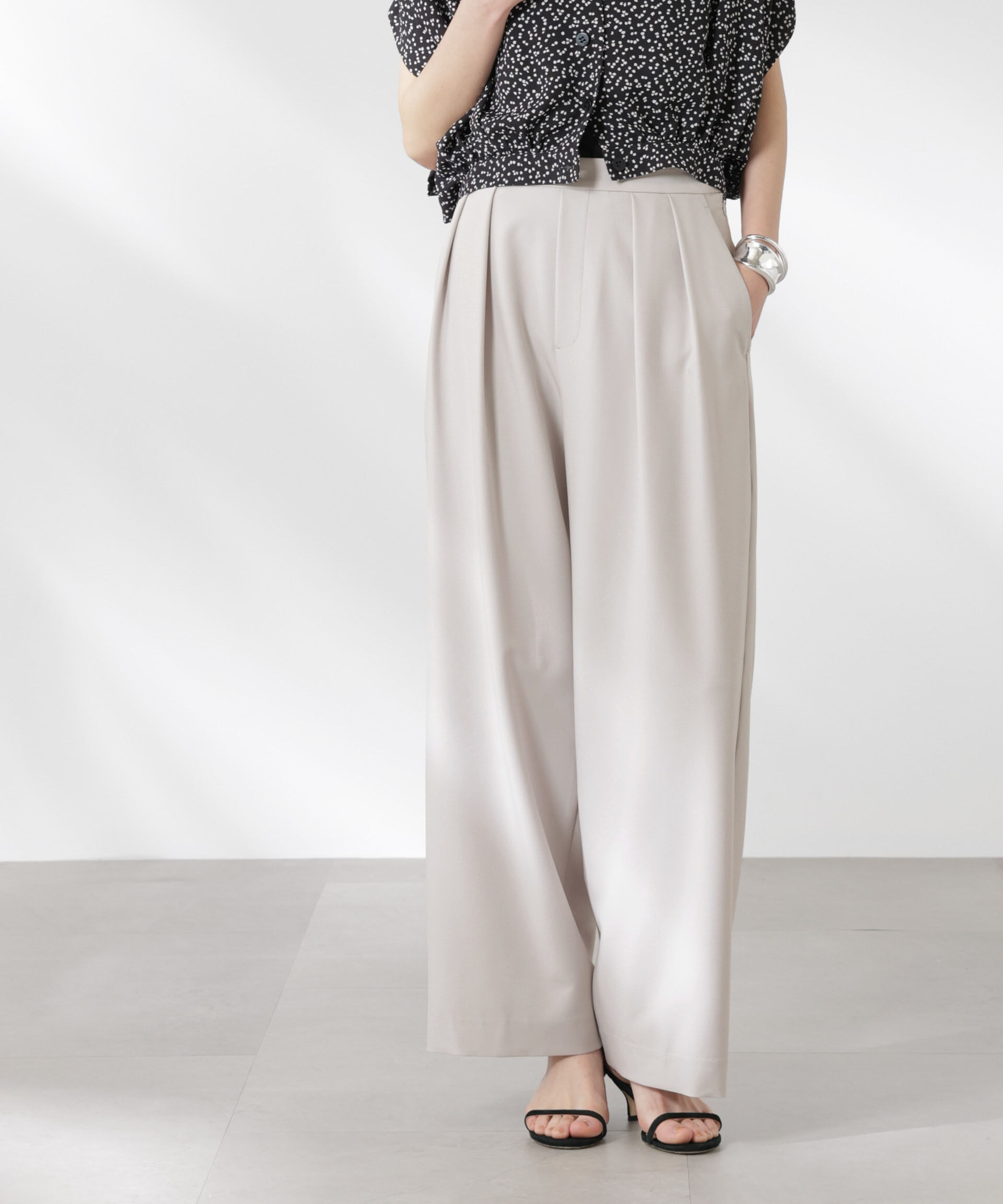 nano･universe「撥水UVストレッチタックワイドパンツ」|チノ|L.グレー1