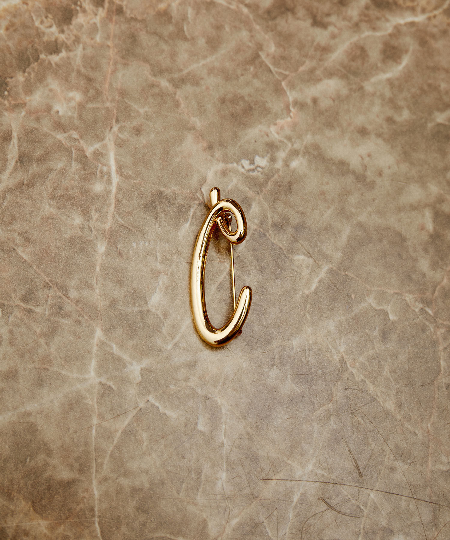 ADAM ET ROPE'「イニシャルブローチ」|ブローチ・コサージュ|ブラック系(03)