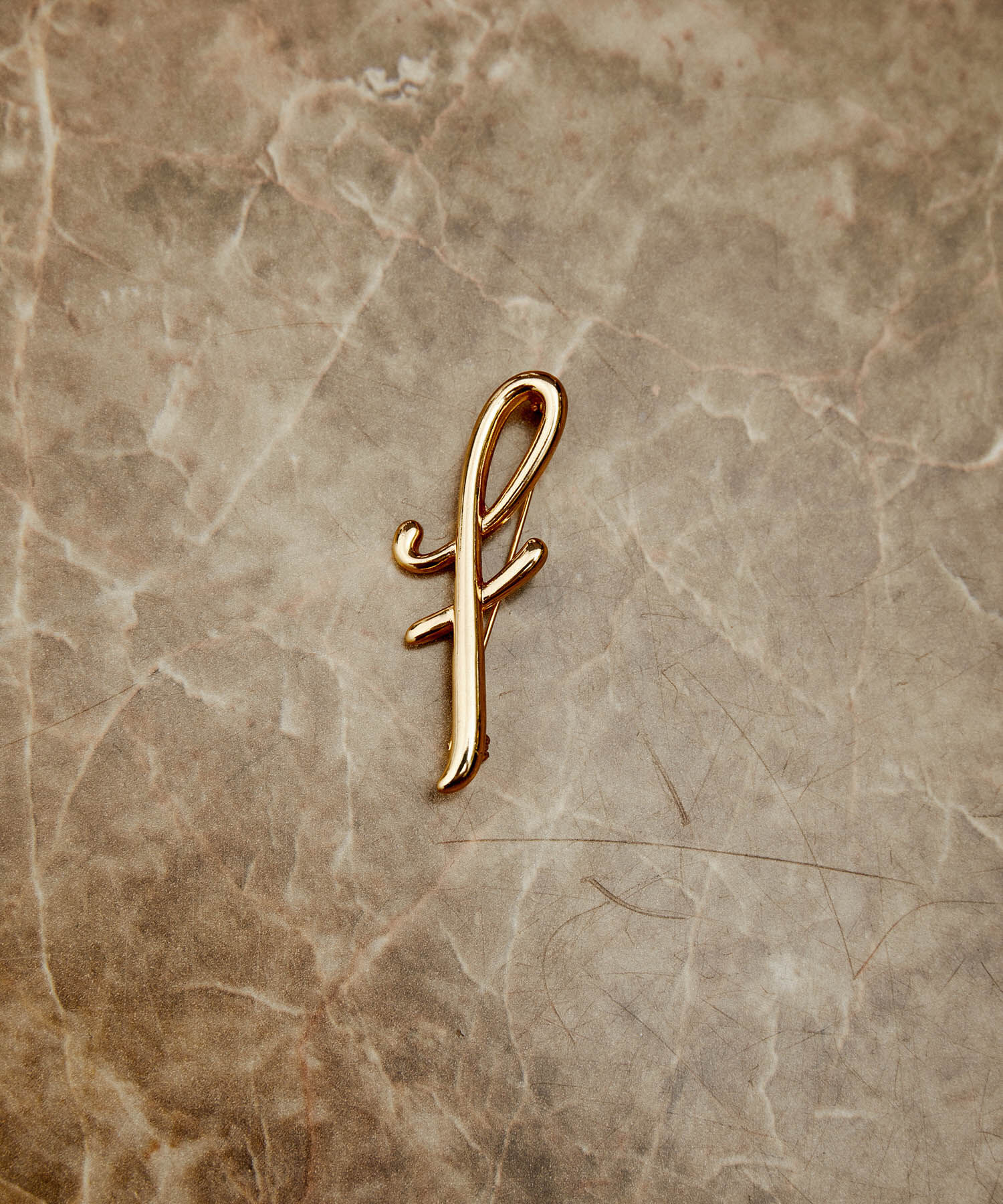 ADAM ET ROPE'「イニシャルブローチ」|ブローチ・コサージュ|チャコール(06)