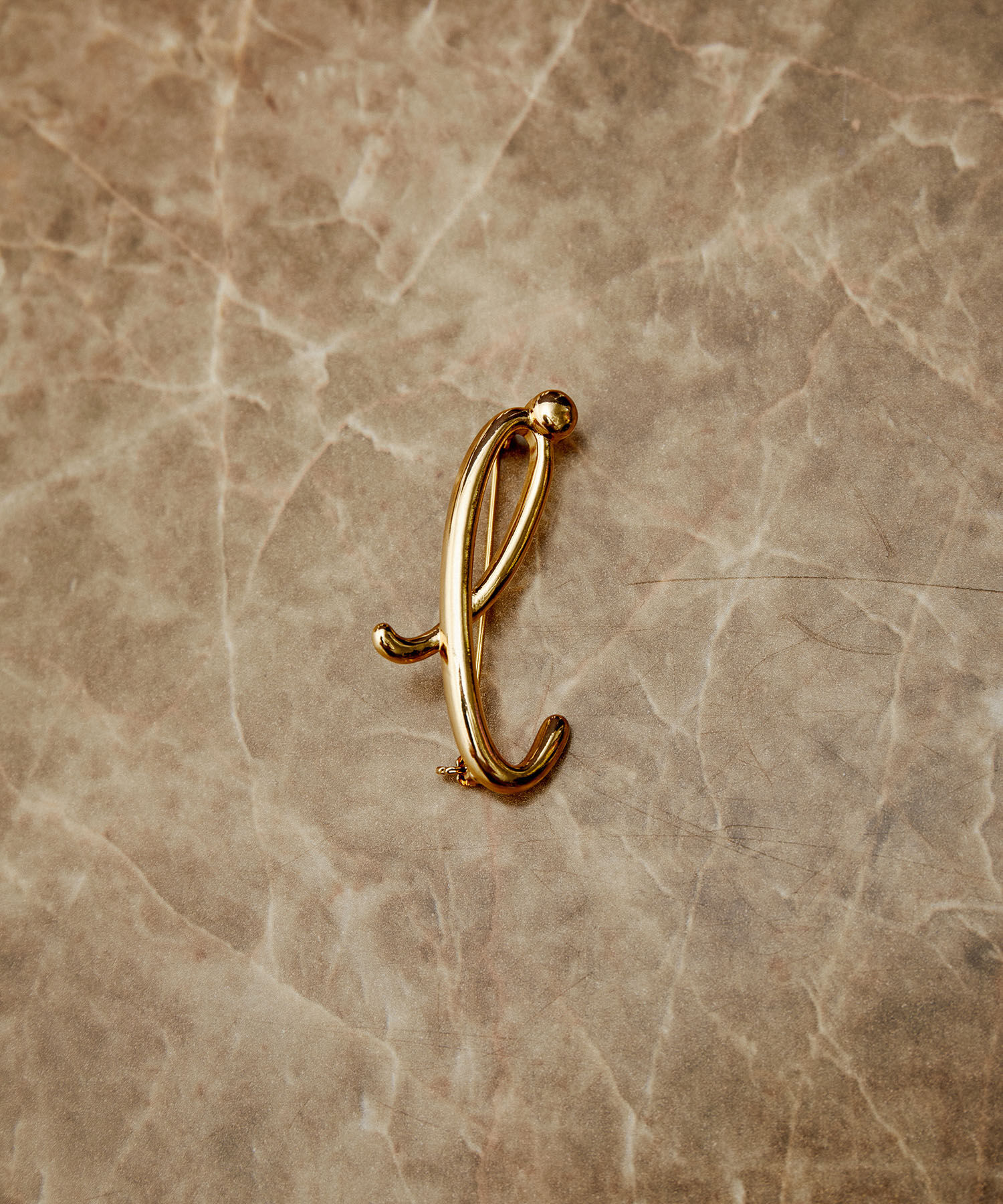 ADAM ET ROPE'「イニシャルブローチ」|ブローチ・コサージュ|グレー系(09)