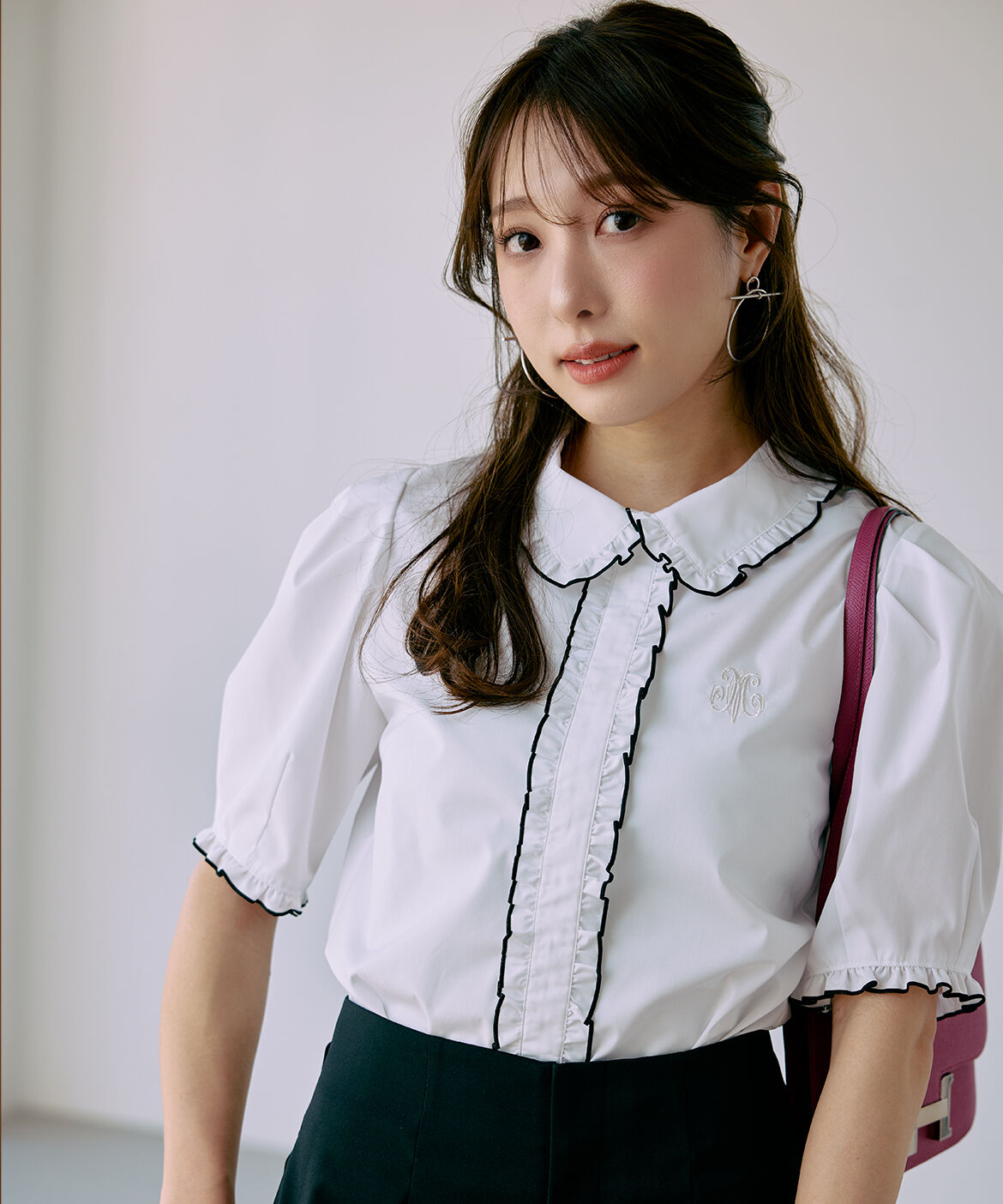 Maglie le cassetto「《M Maglie le cassetto&times;冨張愛》華やかフリルカラーロゴ刺繍ブラウス」|シャツ・ブラウス|ホワイト