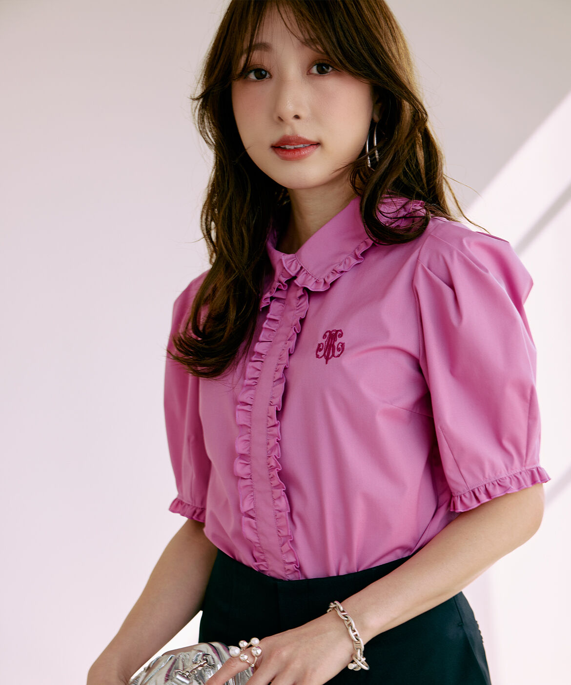 Maglie le cassetto「《M Maglie le cassetto&times;冨張愛》華やかフリルカラーロゴ刺繍ブラウス」|シャツ・ブラウス|チェリーピン 9