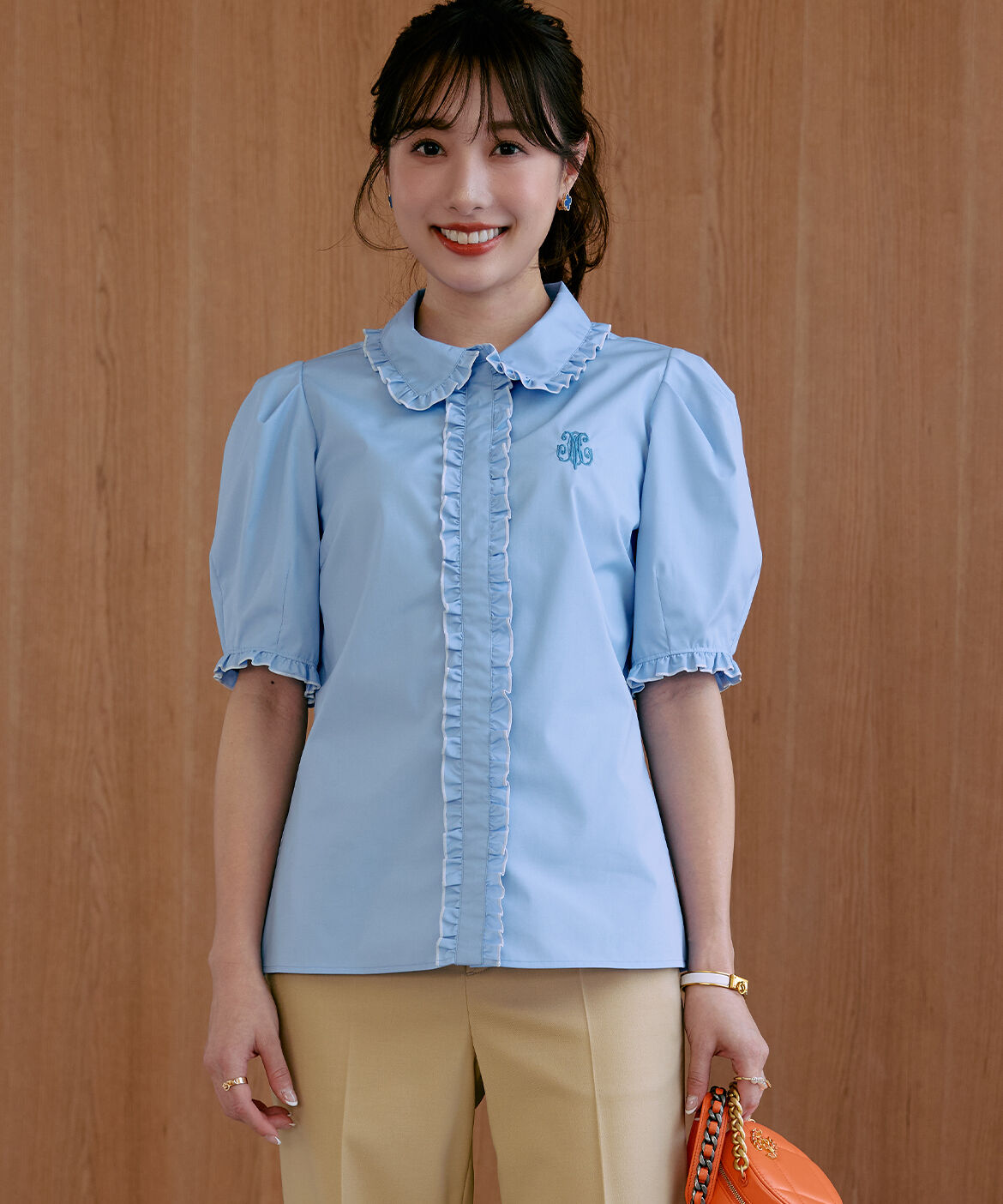 Maglie le cassetto「《M Maglie le cassetto&times;冨張愛》華やかフリルカラーロゴ刺繍ブラウス」|シャツ・ブラウス|
