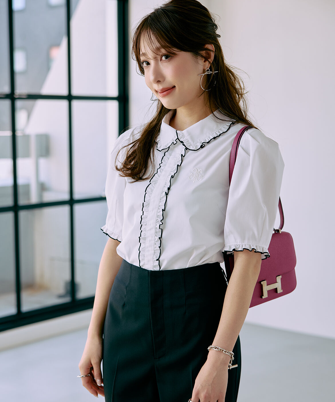 Maglie le cassetto「《M Maglie le cassetto&times;冨張愛》華やかフリルカラーロゴ刺繍ブラウス」|シャツ・ブラウス|