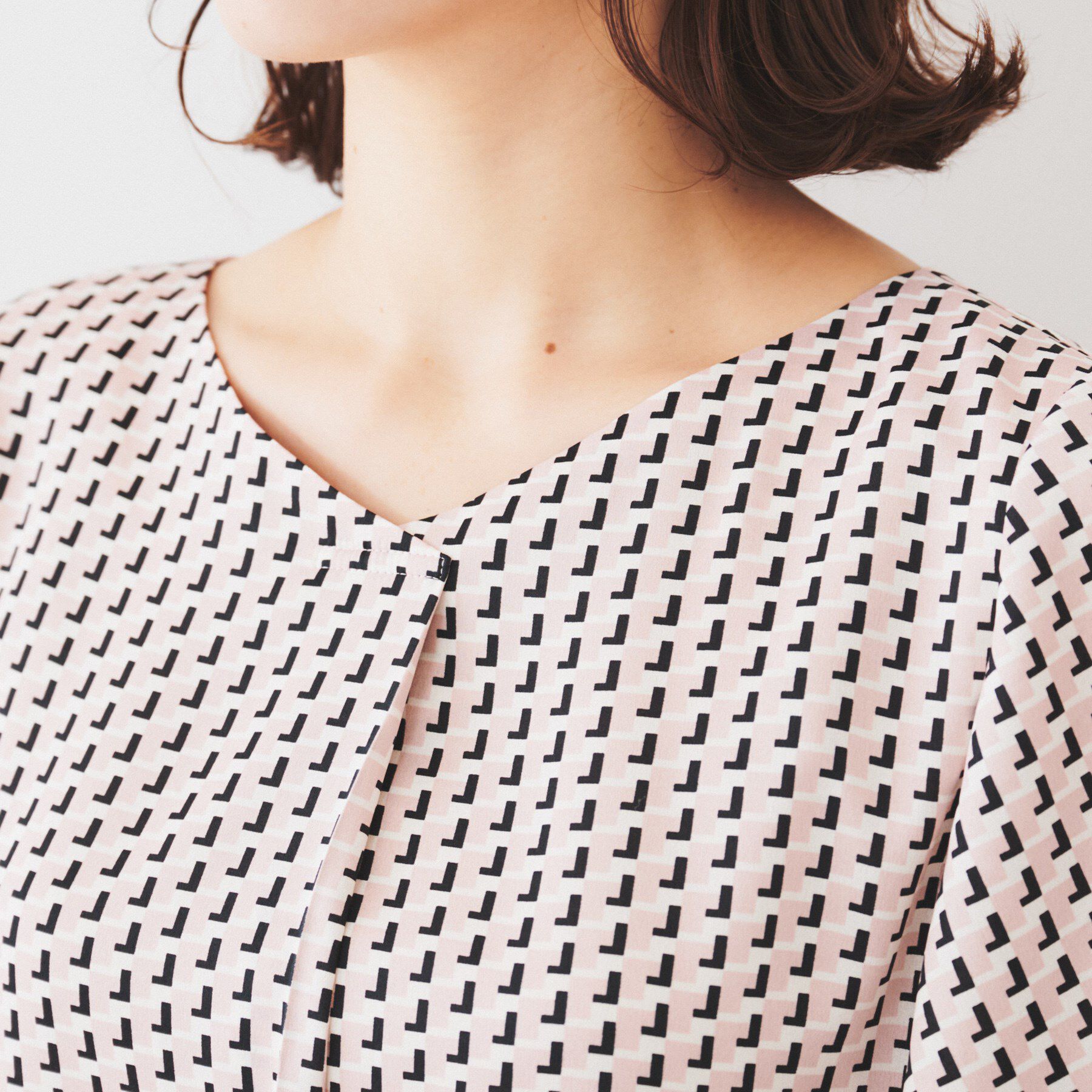 UNTITLED「【通勤/二の腕カバー】ジオメトリック柄 Vネックブラウス」|シャツ・ブラウス|