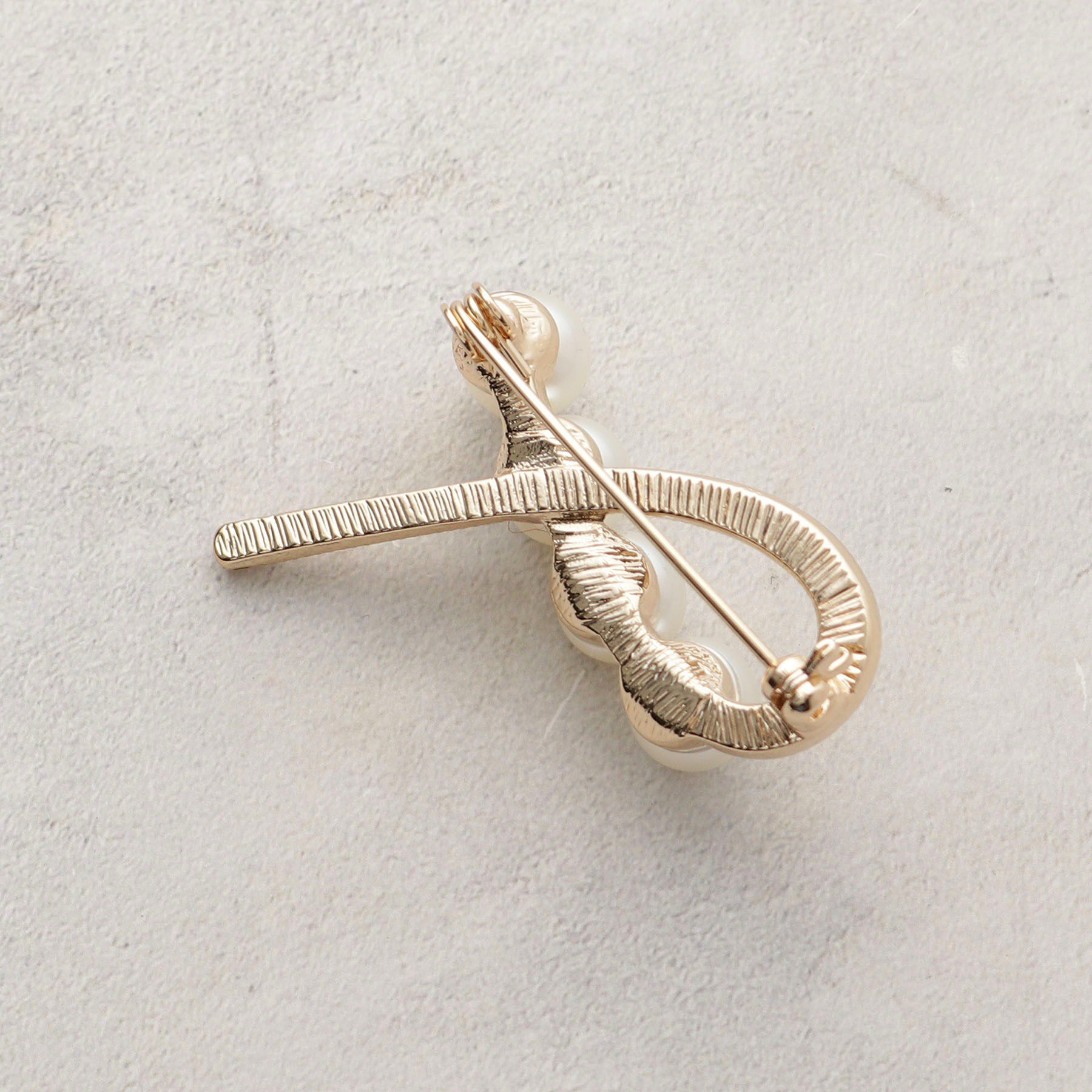 OPAQUE.CLIP「フェイクパール カーブラインブローチ」|ブローチ・コサージュ|